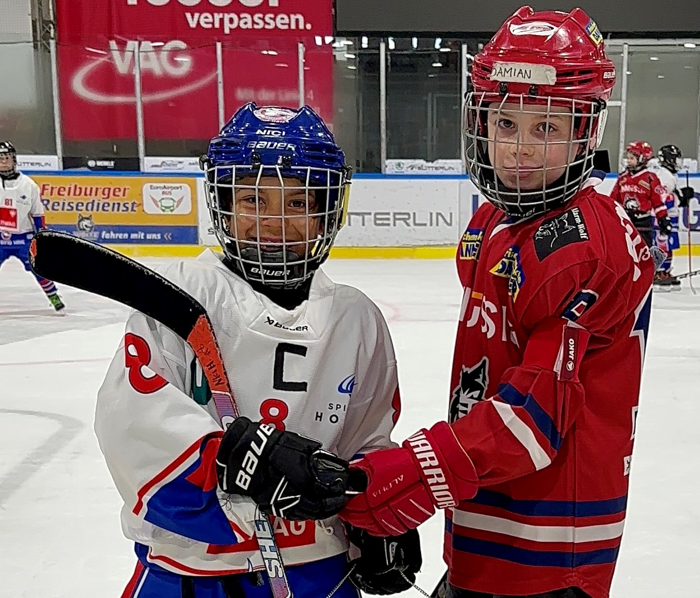 Die  U9-Mannschaft des HCI (HC TIWAG Innsbruck – Die Haie) kann sich über den Sieg des diesjährigen Thomas-Dolak-Turniers in Freiburg freuen. Anlässlich des 60-jährigen Jubiläums der Städtepartnerschaft Innsbruck-Freiburg folgte die Eishockeyspielenden der U9 des HCI einer besonderen Einladung der Stadt sowie des EHC Freiburg, vom 1. bis 2. April am Turnier, das seit 2019 veranstaltet wird, teilzunehmen. Der HCI-Nachwuchs konnte sich gegen hochkarätige internationale Teams durchsetzen, die weiteren Turnierteilnehmenden – von den Frankfurter „Löwen“, über den EHC München, den AC BB Paris und den EC Peiting bis hin zum EV Ravensburg – ließen jedoch ihrerseits ebenfalls keine Zweifel an ihren Hockey-Fähigkeiten. Schlussendlich triumphierte die Innsbrucker U9 mit einem phänomenalen Turniersieg, der nur eine der zahlreichen Facetten markiert, in denen sich die seit 60 Jahren erfolgreiche Partnerschaft zwischen den Städten Innsbruck und Freiburg widerspiegelt.