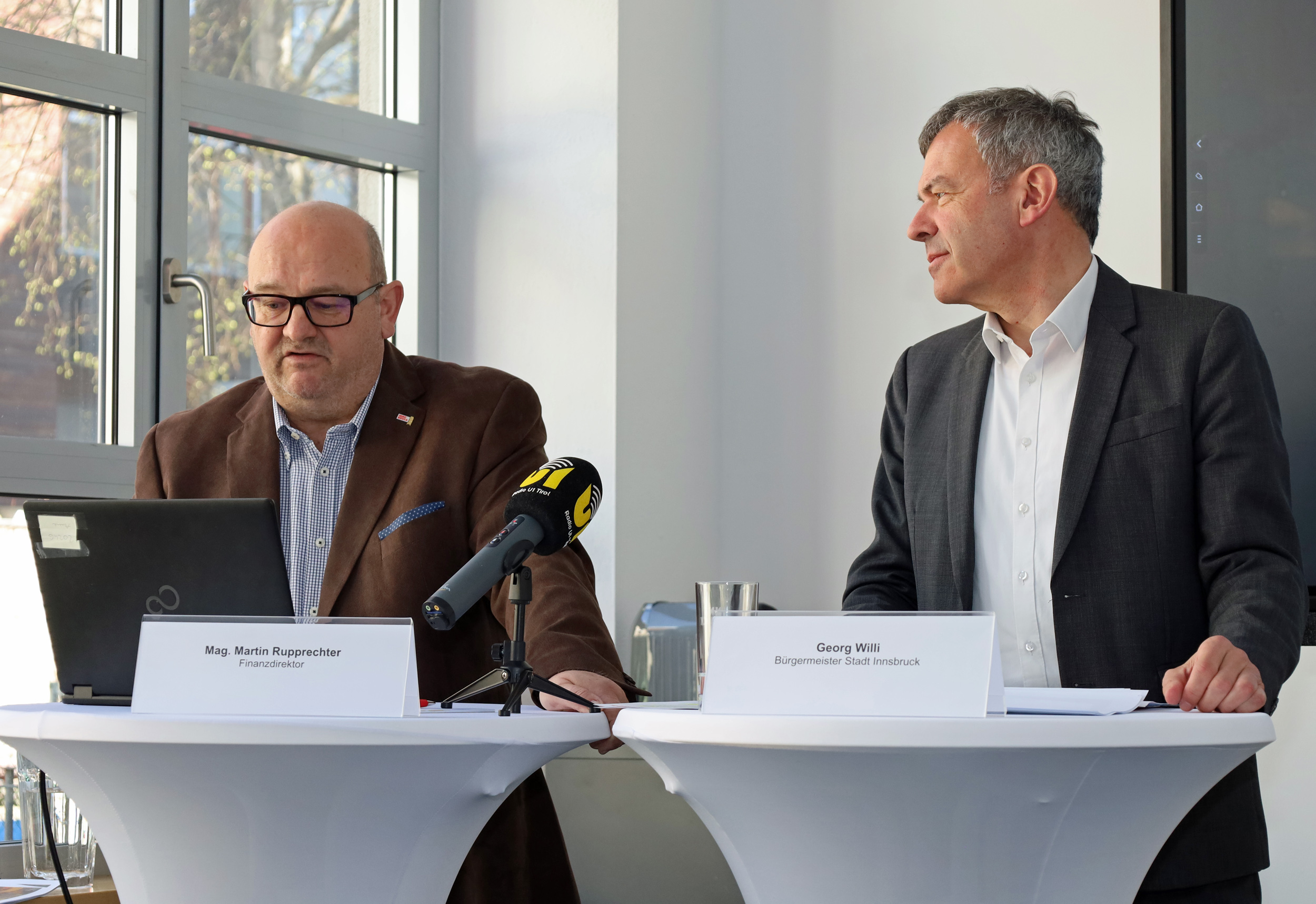 Finanzdirektor Martin Rupprechter und Bürgermeister Georg Willi präsentierten einen Überblick über die Abschlüsse der Tochtergesellschaften im Geschäftsjahr 2021.