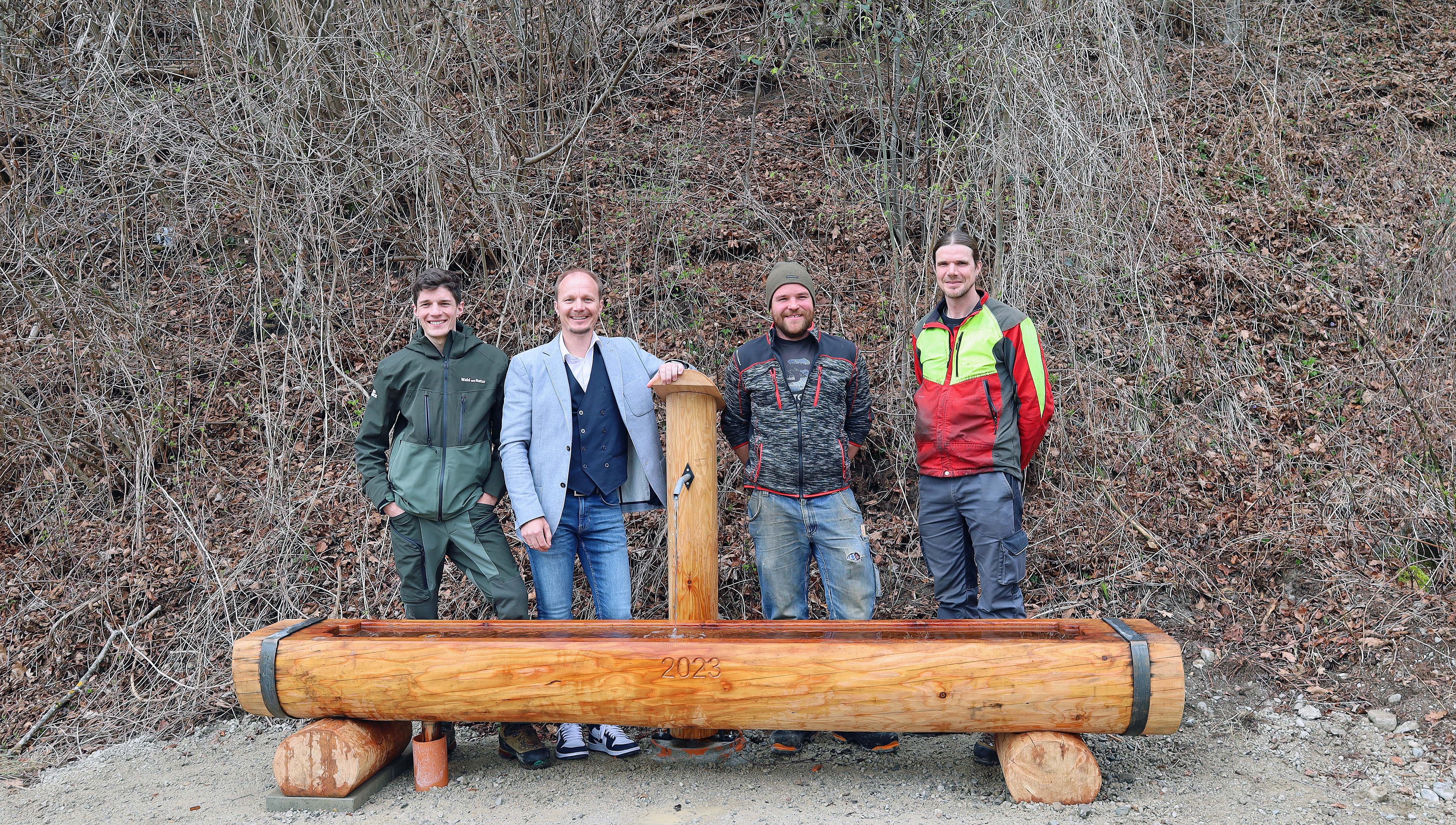 Vizebürgermeister Johannes Anzengruber (2.v.l.) und Referent Florian Jäger (l.) freuen sich gemeinsam mit Mitarbeitern des Referats Wald und Almen über den neuen Trinkwasserbrunnen im Bereich der Waldschule.