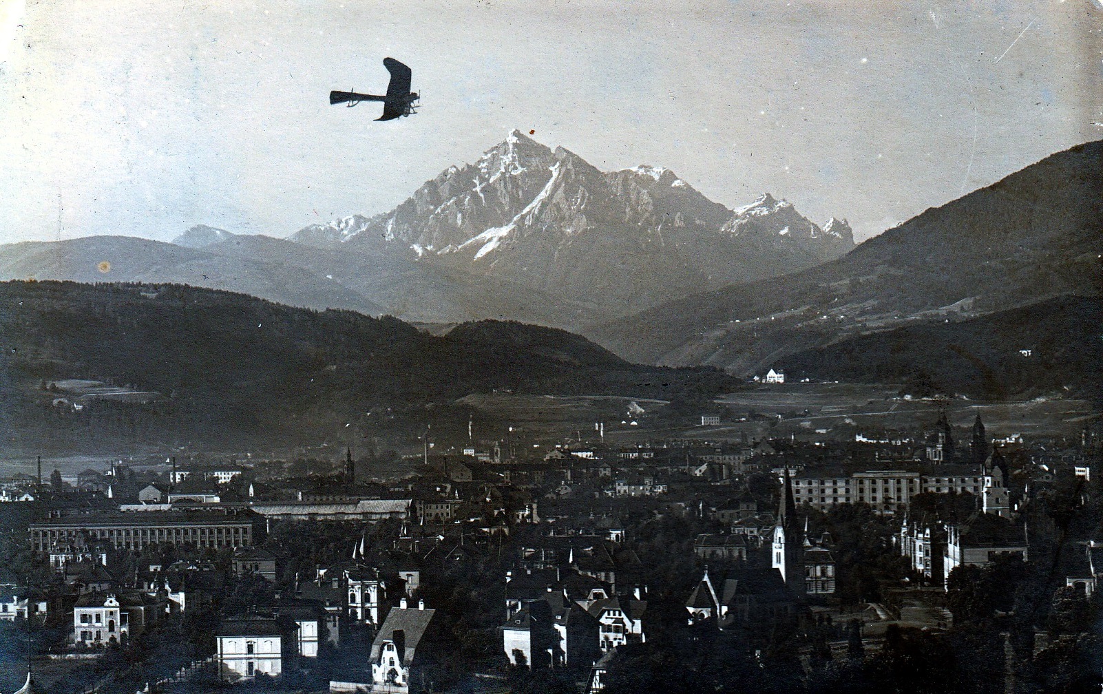 Die Stadtspaziergänge des Stadtarchiv/Stadtmuseums führen an interessante Orte im Innsbrucker Stadtgebiet, wie beispielsweise zum Flughafen oder durch die Altstadt.