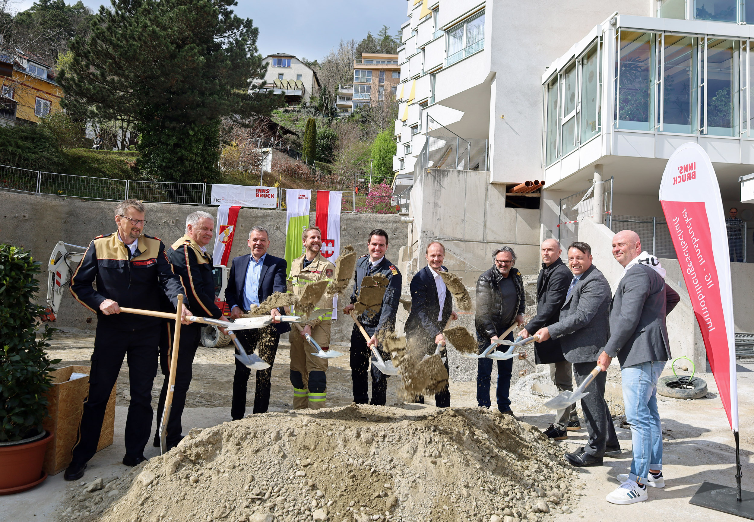 Bürgermeister Georg Willi (3.v.l), Vizebürgermeister Johannes Anzengruber (5.v.r.), IIG-Geschäftsführer Franz Danler (2.v.r.) und Branddirektor Helmut Hager (5.v.l.) mit Funktionären der Freiwilligen Feuerwehr Hötting sowie Vertretern des zuständigen Planungsbüros bzw. der Baufirma beim feierlichen Spatenstich.