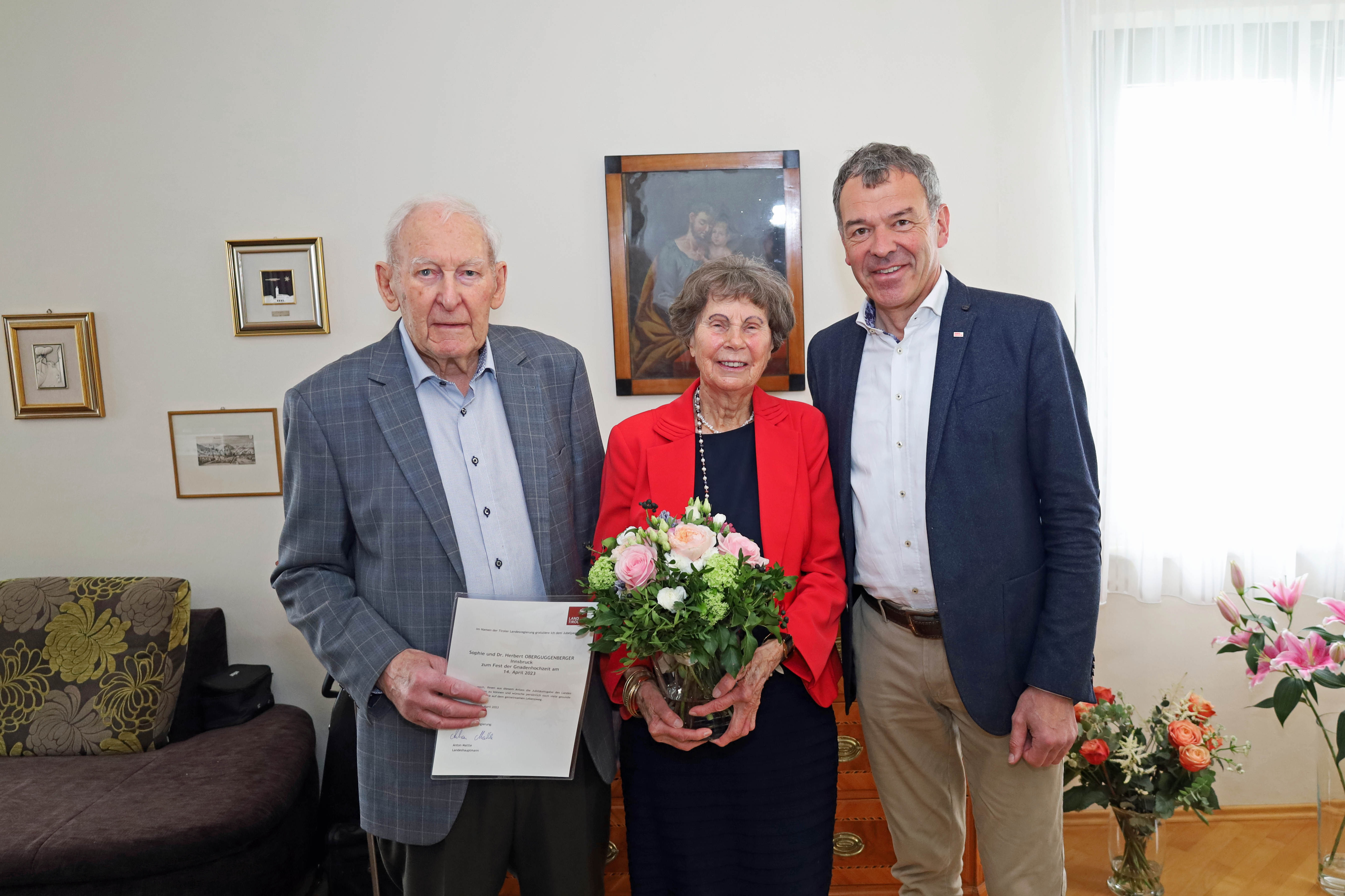 Bürgermeister Geoerg Willi gratulierte Herbert und Sophie Oberguggenberger persönlich zum gnadenen Hochzeitsjubiläum.