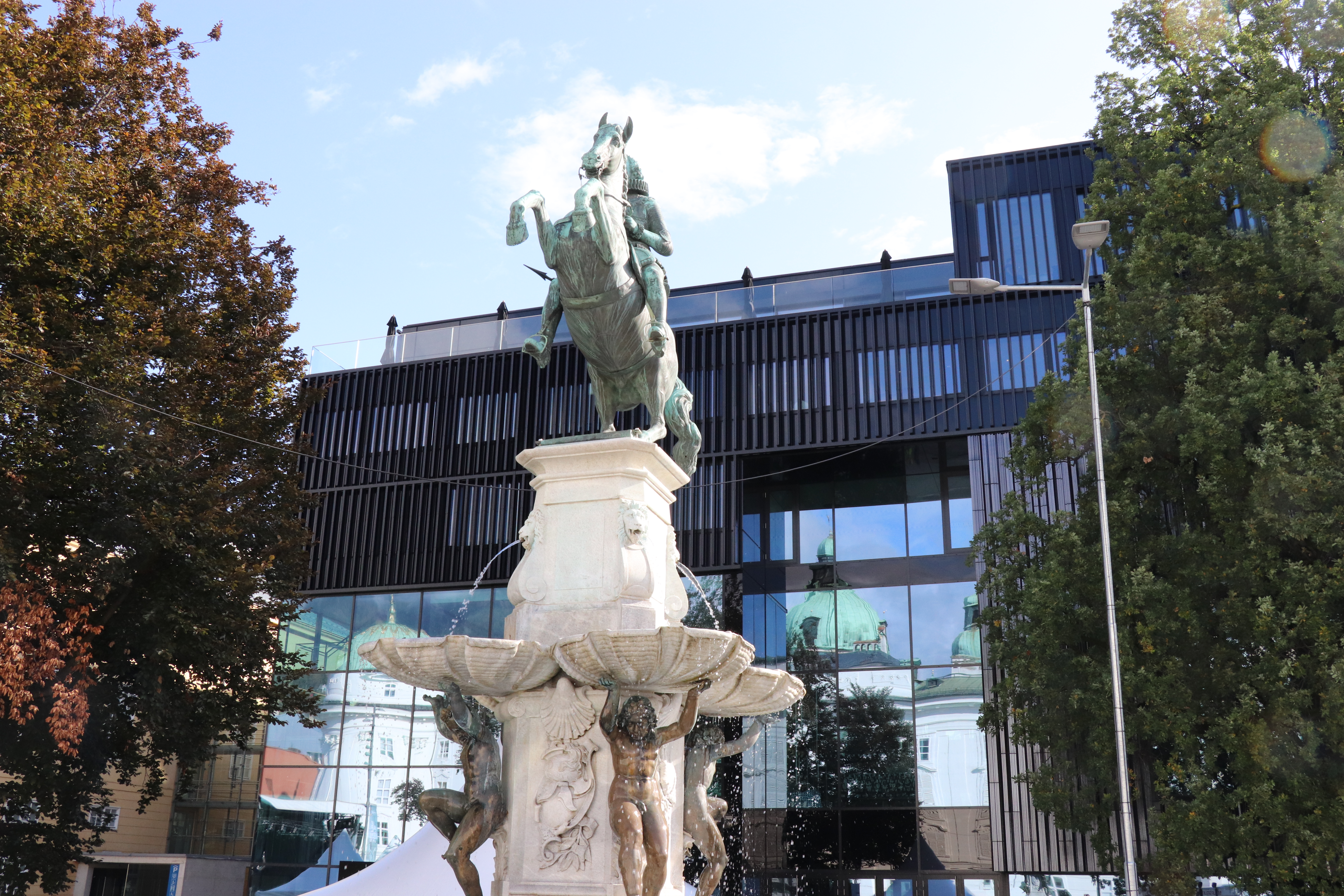 Am Leopoldsbrunnen fehlt seit einiger Zeit eine Brunnenfigur. Hinweise über ihren Verbleib sind willkommen.