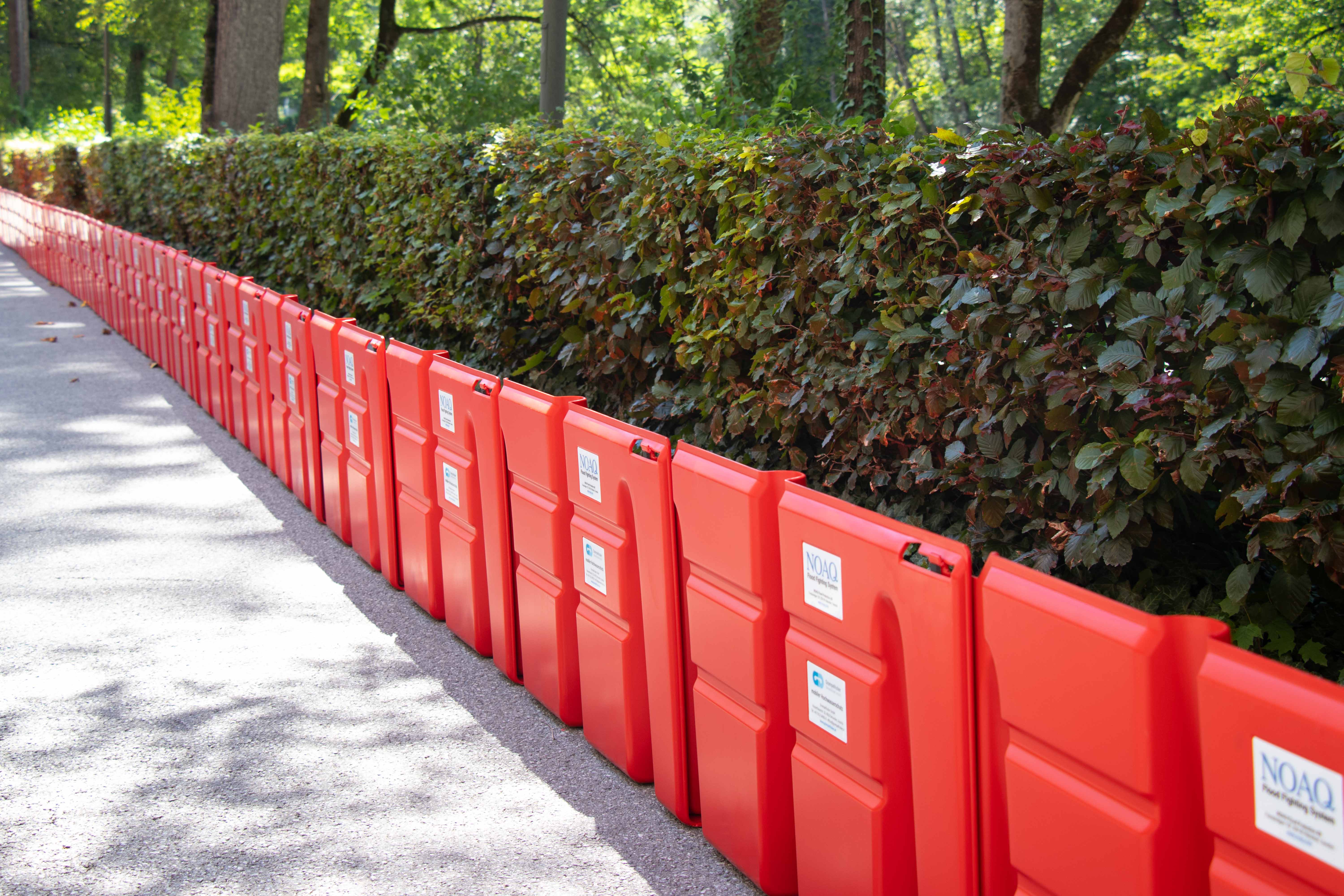 Entlang des östlichen Sillufers werden die mobilen Hochwasserschutzelemente zu Übungszwecken aufgebaut.
