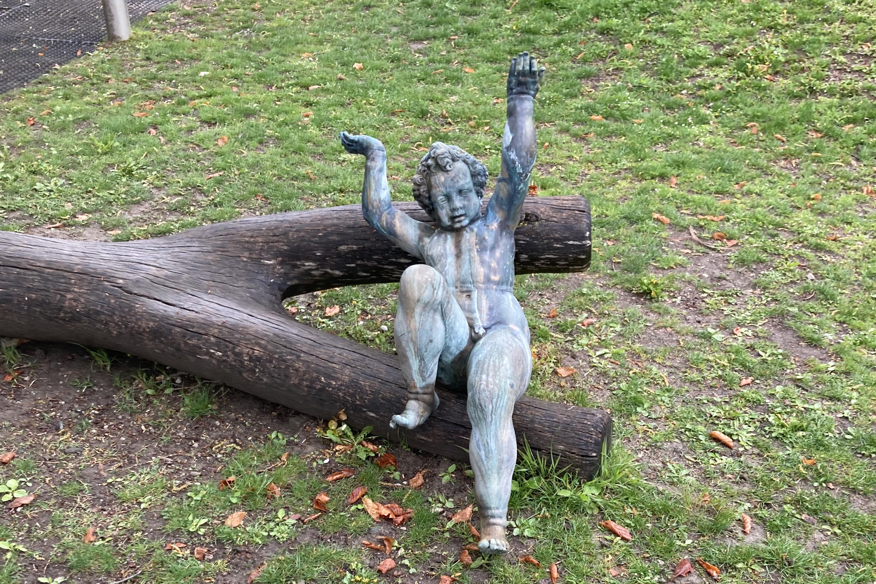 Der Bronzeknabe vom Leopoldsbrunnen wurde von einem Spaziergänger in einer städtischen Grünanlage an der Sepp Grünbacher Promenade im Olympischen Dorf gefunden.