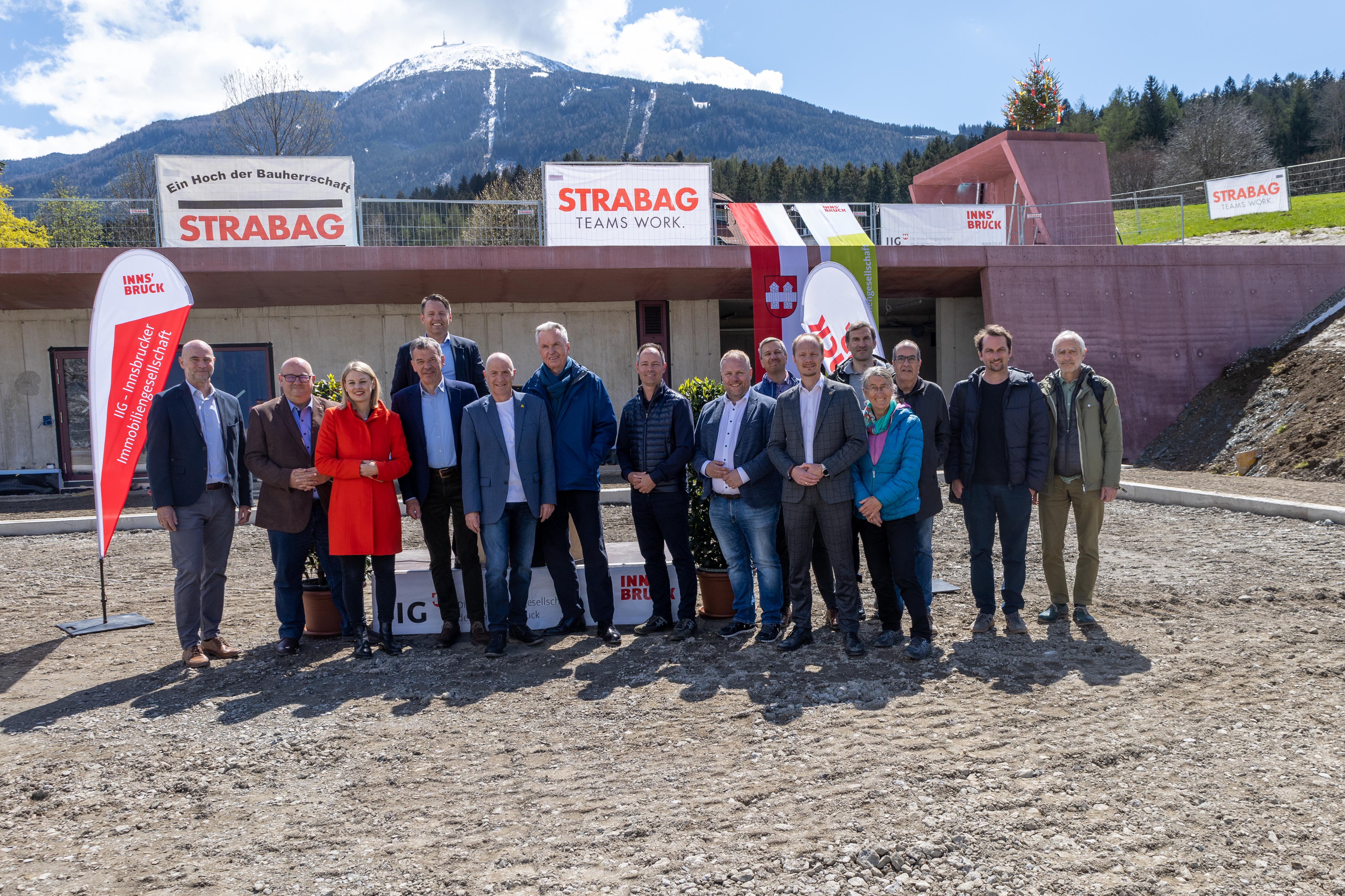 Freuten sich über die gelungene Firstfeier der Sportanlage Zimmerwiese (v. l. n. r.): Finanzdirektor der Stadt Innsbruck Martin Rupprechter, Sportstadträtin Elisabeth Mayr, Bürgermeister Georg Willi, IIG-Geschäftsführer Franz Danler, Sportausschuss-Vorsitzender GR Kurt Wallasch, Stadtrat Rudi Federspiel, Vizebürgermeister Markus Lassenberger, Bauausschuss-Vorsitzender GR Lucas Krackl, Vizebürgermeister Johannes Anzengruber (6. v. r.), Maria Zimak, Unterausschuss-Vorsitzende in Igls sowie die Vertreter der bausauführenden Firmen.