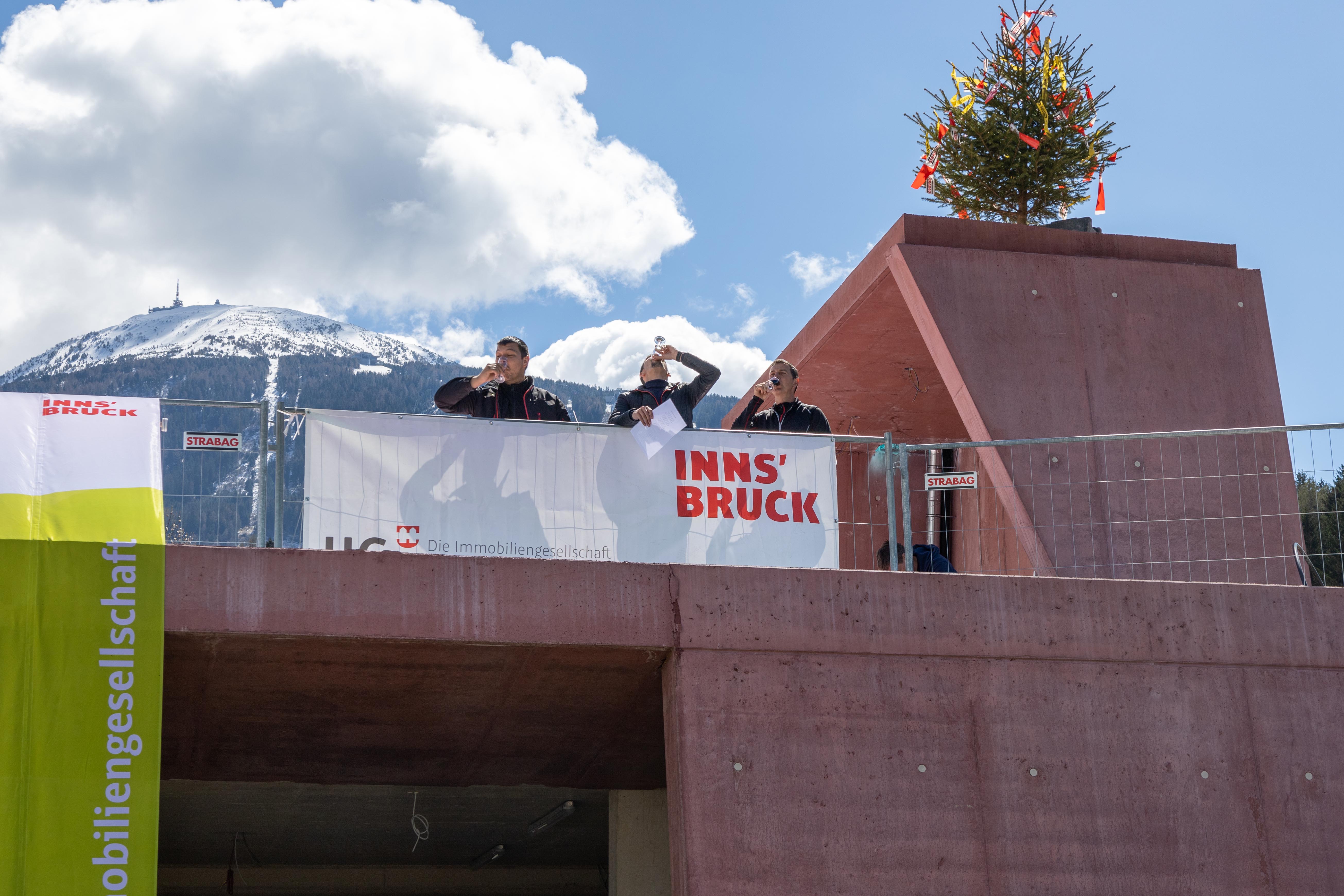 Die Dachgleiche wird gefeiert, wenn der Rohbau eines Gebäudes fertiggestellt und der Dachstuhl errichtet bzw. das Dach erstellt ist. Zudem wurde es mit dem typischen Richtbaum geschmückt.