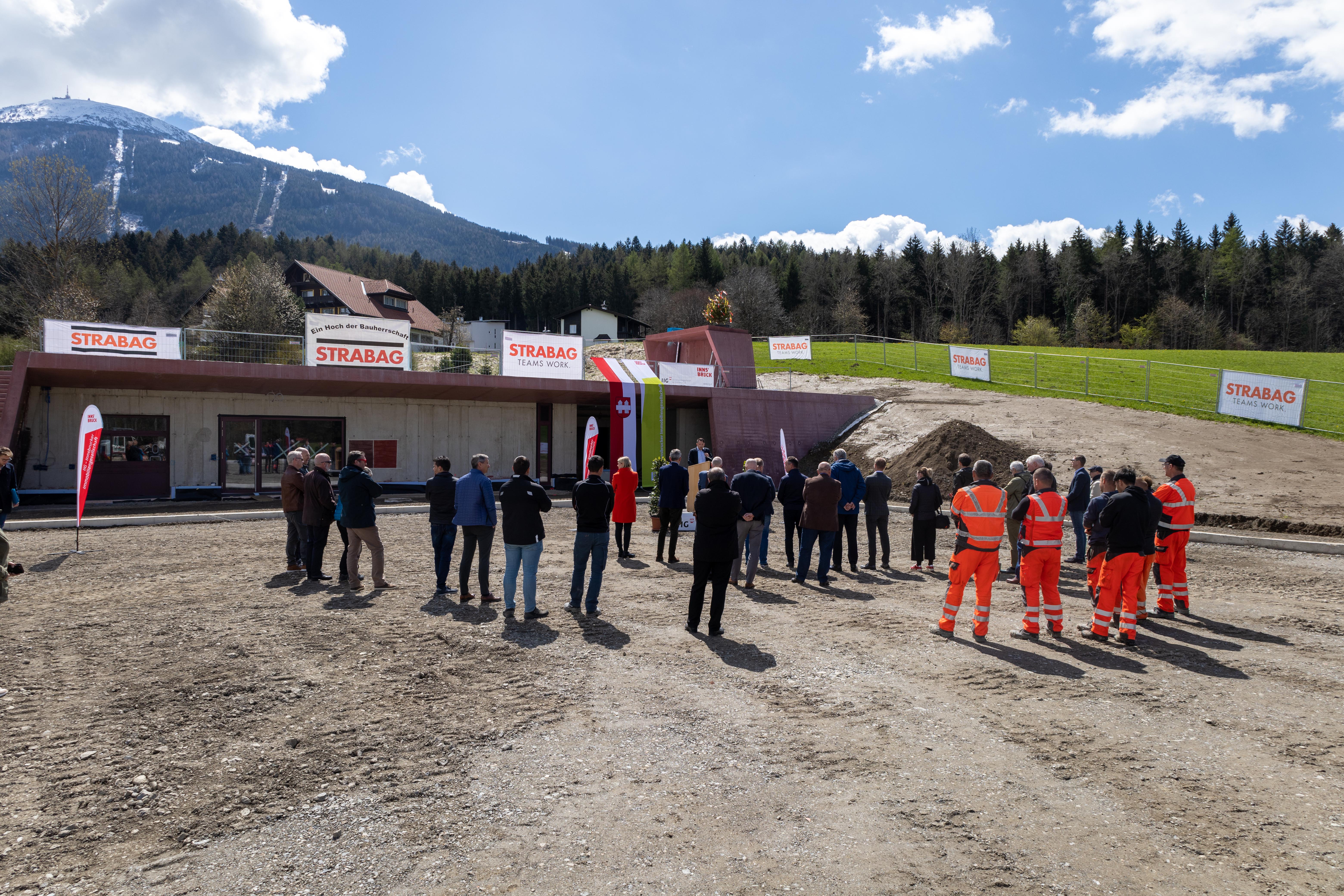 VertreterInnen des Innsbrucker Stadtsenates und Gemeinderates, des Stadtteilausschusses Igls, der Innsbrucker Immobiliengesellschaft, der Stadtverwaltung sowie der ausführenden Bauunternehmen nahmen an der Gleichenfeier teil.