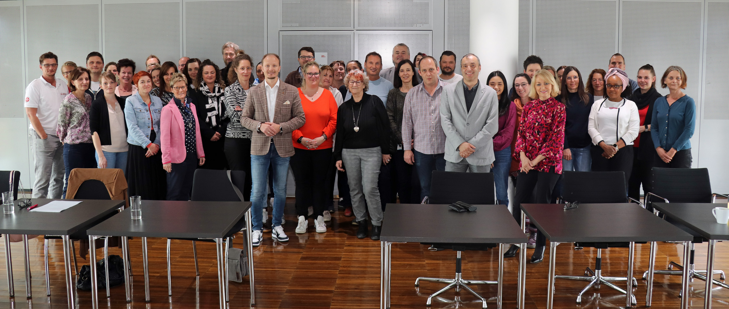 Die VertreterInnen der stationären und mobilen Pflegeeinrichtungen sowie der Tirol Kliniken tauschten sich bei einem Runden Tisch im Innsbrucker Rathaus über aktuelle Pflegethemen aus.