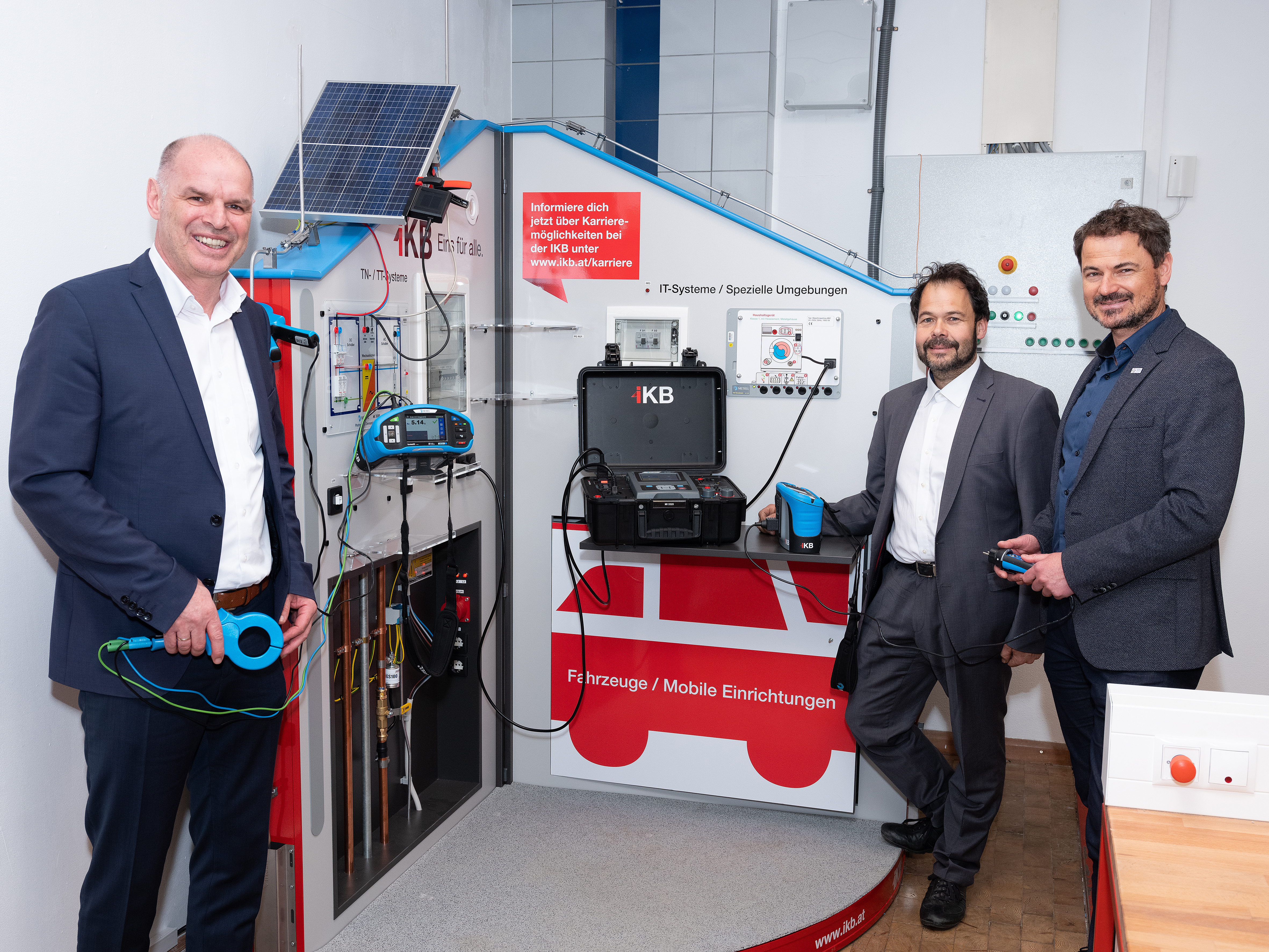 HTL-Direktor Helmut Stecher, IKB-Bereichsleiter Strom-Netz Roland Tiwald und HTL-Abteilungsvorstand Elektrotechnik Johannes Pfatschbacher bei der Übergabe des neuen Trainingssimulators.