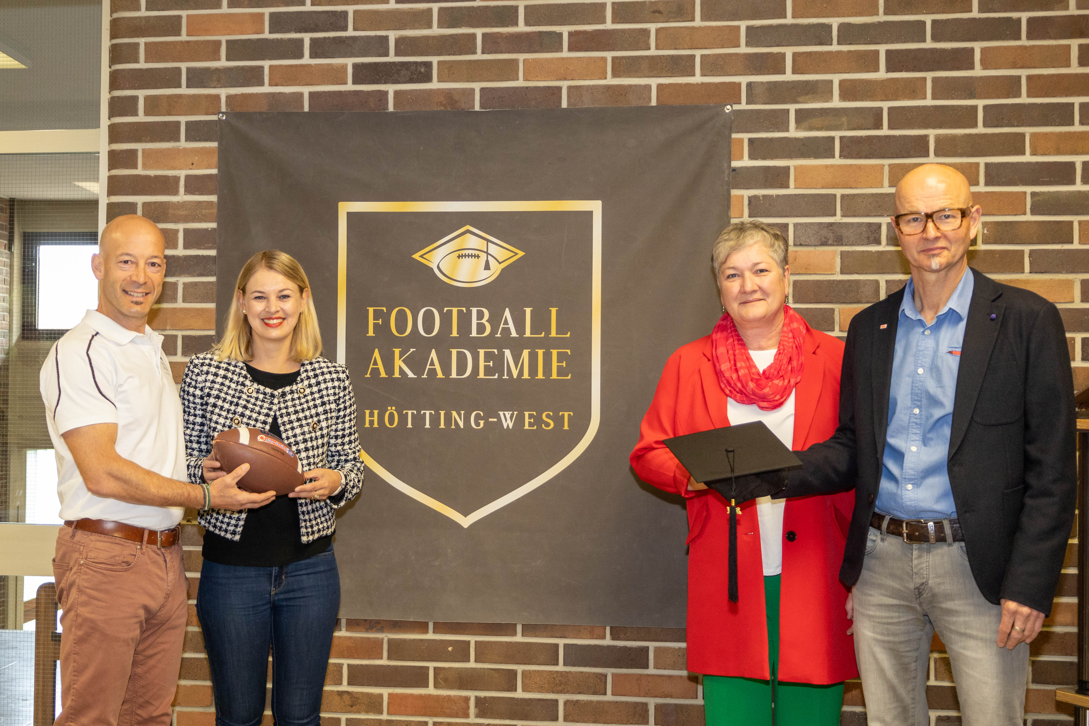 Football Akademie-Leiter Daniel Dieplinger, Stadträtin Elisabeth Mayr, Schuldirektorin Sabine Rainer und Schulamtsleiter Werner Leithmayer (v. l. n. r.) freuen sich über das Jubiläum der MS Hötting-West.
