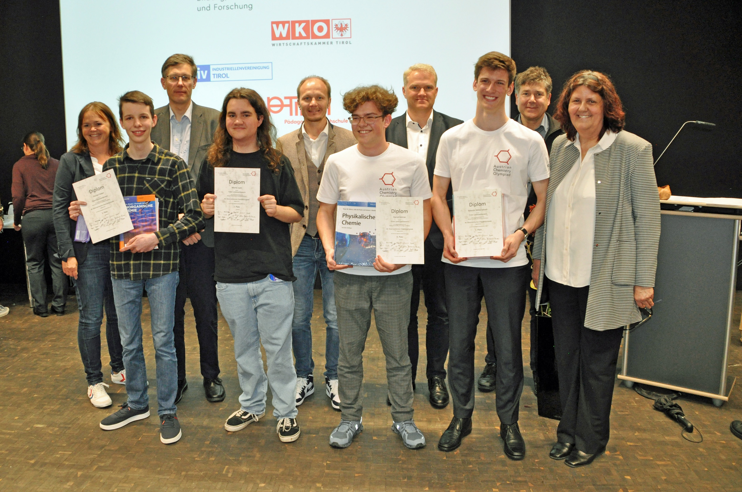 Hochkonzentriert – im wahrsten Sinne des Wortes – ging es am Donnerstag, 27. April 2023, in den neuen Chemielabors der Pädagogischen Hochschule (PH) Tirol her. Im Rahmen der Chemieolympiade stellten 77 SchülerInnen aus ganz Tirol und Vorarlberg ihre theoretischen und praktischen Fähigkeiten unter Beweis. Zugelassen zum Landesbewerb waren nur die besten JungchemikerInnen des Landes. Sie hatten sich im Einzelwettbewerb der verschiedenen Schulen Mitte April mit ihrem Wissen und Können durchgesetzt. Am Freitag, 28. April 2023, fand die Siegerehrung statt. Die ersten vier Plätze für sich entscheiden konnten (v.l.n.r.): Florian Fieber (3. Platz), Moritz Juen (2. Platz), Daniel Lintner (4. Platz) und Valentin Mitterlehner (1. Platz). Vizebürgermeister Johannes Anzengruber (5.v.l.) gratulierte gemeinsam mit Regina Knitel (Landeskoordinatorin der Chemie-Olympiade, r.), Margit Raich (Vizerektorin der PH Tirol, l.), und Albert Rössler (GF Forschung und Entwicklung der Adler-Werke, 2.v.l.) den Gewinnern, welche Tirol im Mai beim Bundeswettbewerb vertreten werden.
