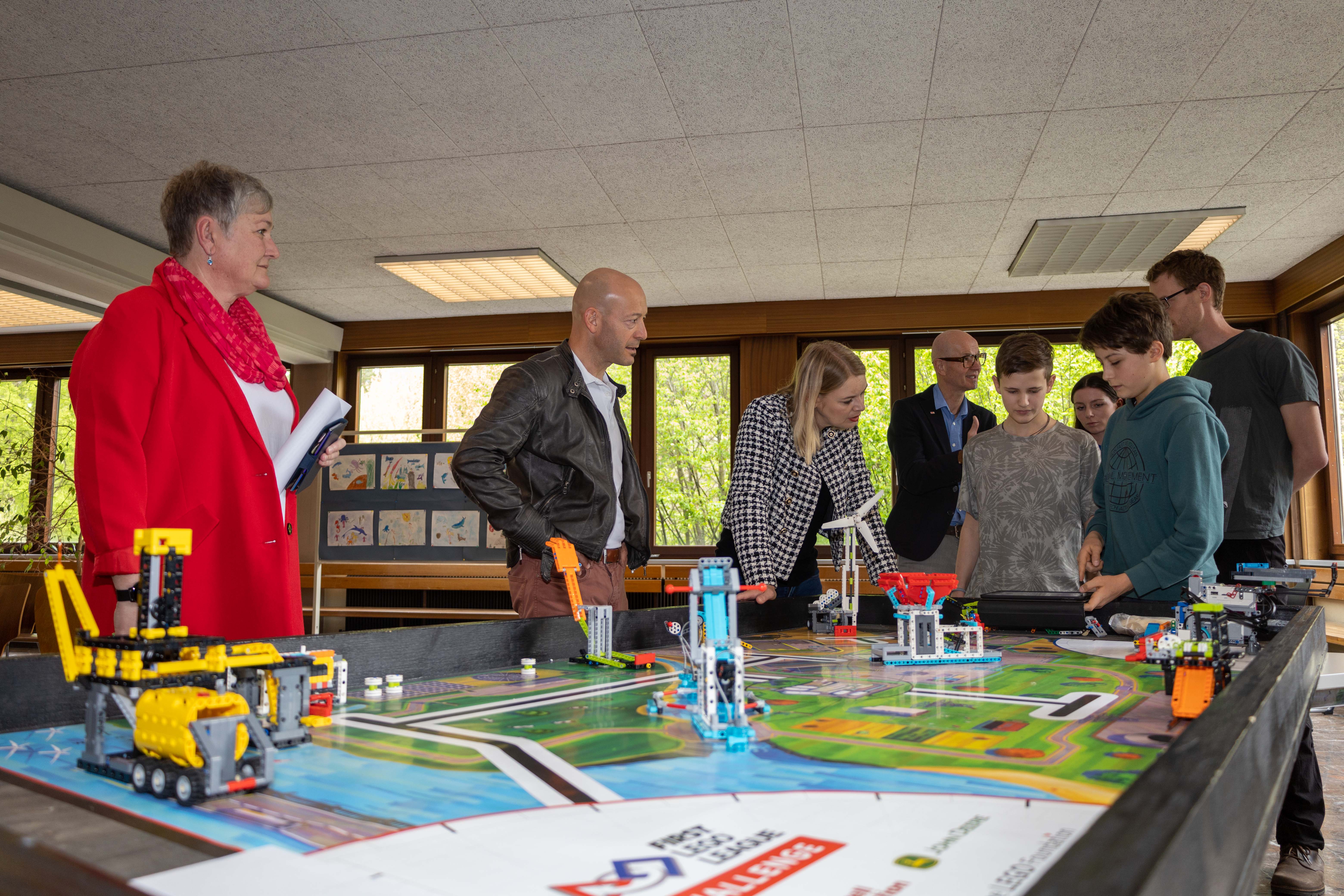 Einführung in die Welt der Lego League: das technische Arbeiten und Entwickeln macht den Burschen und Mädchen der Robotics-Klasse sehr viel Spaß.