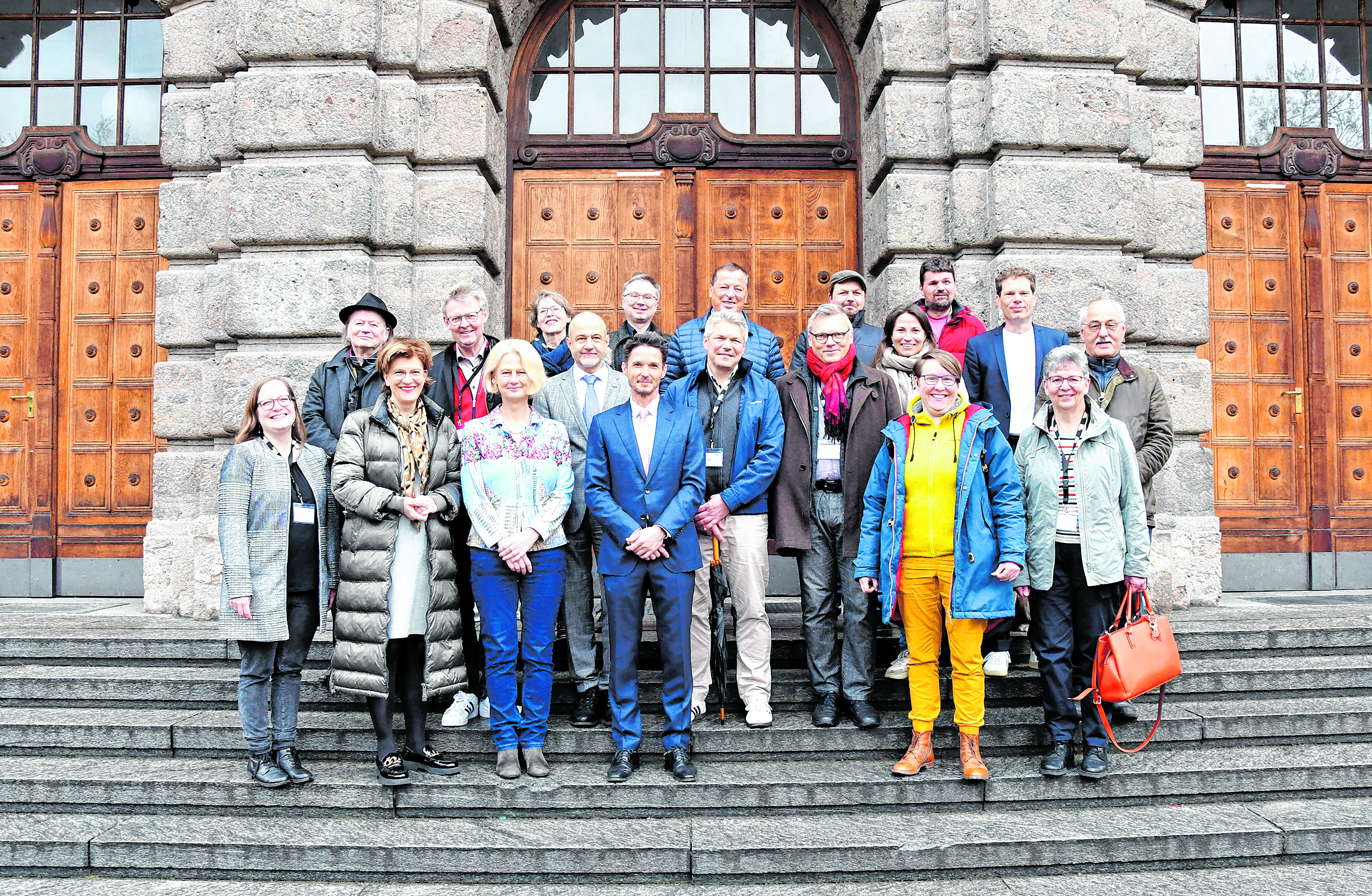 Rektorin Veronika Sexl (LFU; vorne 3. v. l.) und der Direktor der Univ.-Klinik für Viszeral-, Thorax- und Transplantationschirurgie, Stefan Schneeberger (vorne 4. v. l.), begrüßten Stadträtin Oppitz-Plörer (vorne 2. v. l.) mit der Freiburger Delegation für eine Besichtigung der Universitäten.
