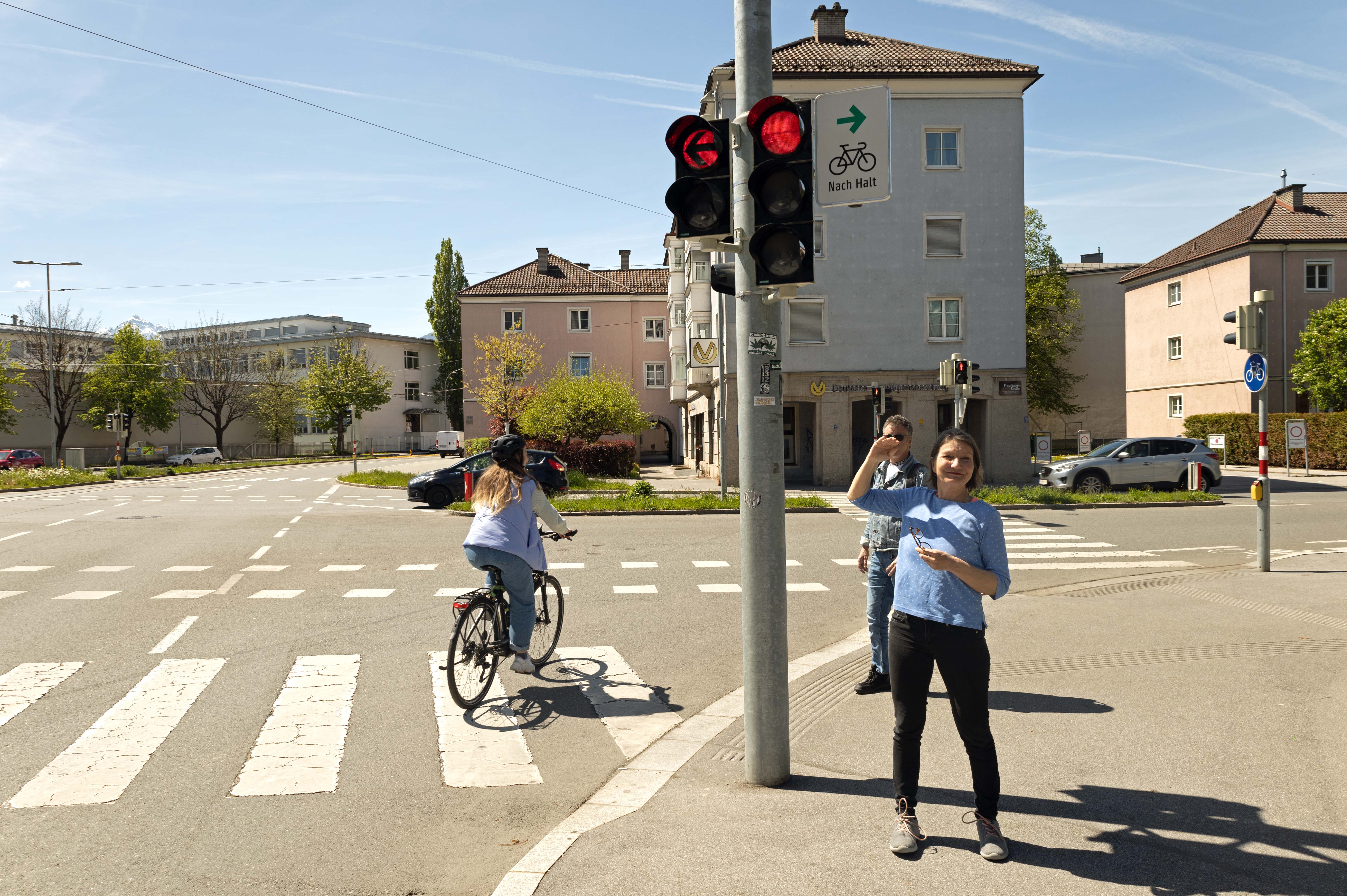 Mobilitätsstadträtin Uschi Schwarzl freut sich über die neue Abbiegetafel: Rechtsabbiegen bei Rot ist für RadfahrerInnen in der Kreuzung Reichenauer Straße/Prinz-Eugen-Straße/Andechsstraße ab sofort möglich.