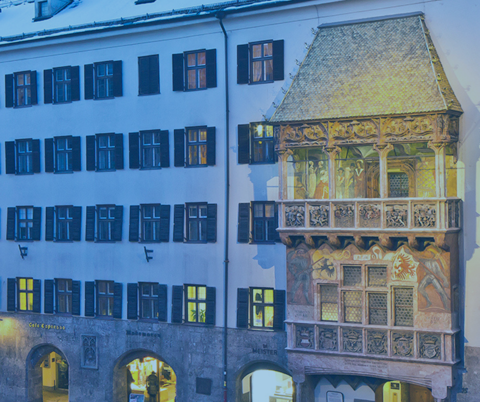 Das Goldene Dachl macht am 12. Mai in blauem Licht auf den weltweiten ME/CFS-Aktionstag aufmerksam.