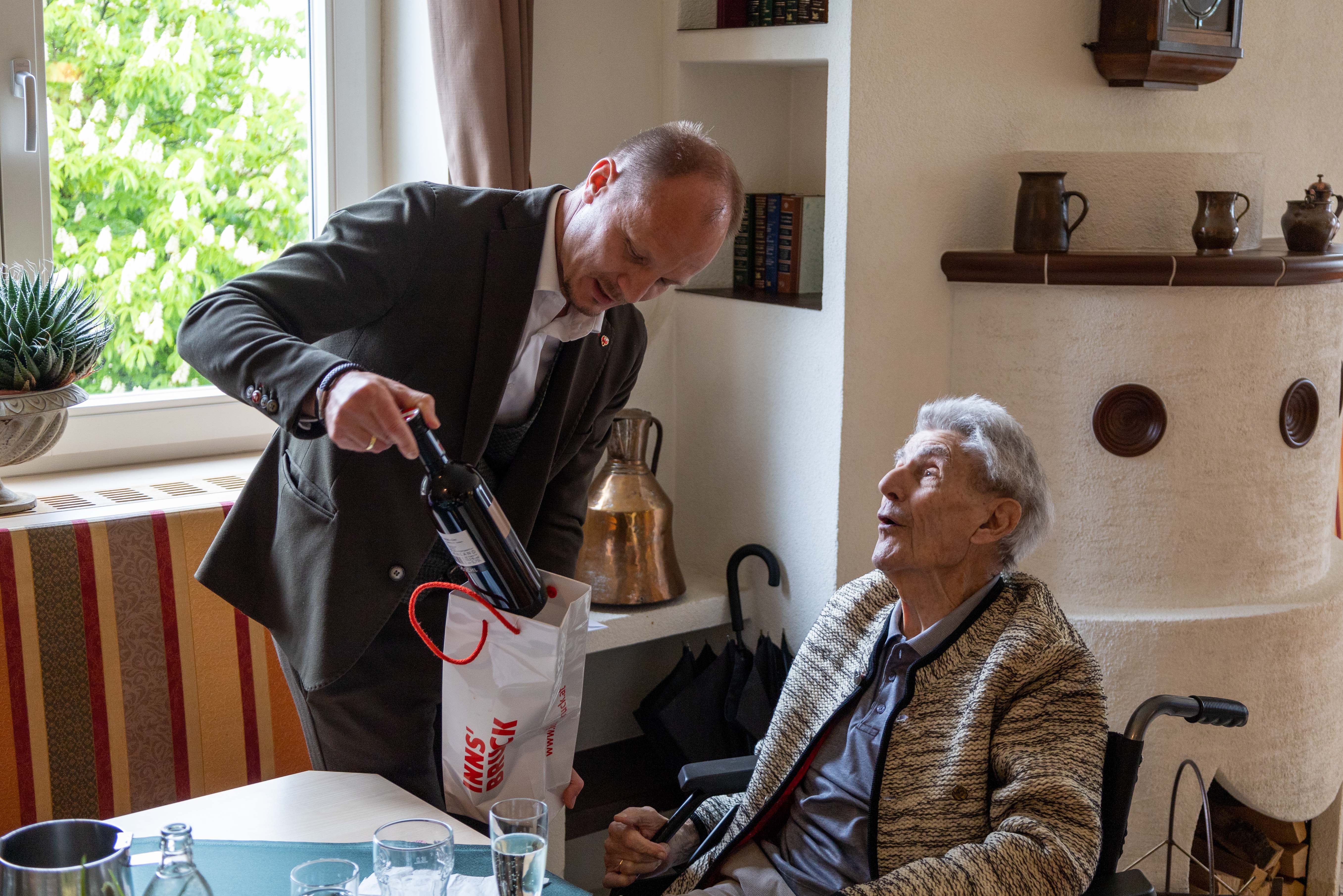 Hermann Jäger bekam zum runden Geburtstag eine Flasche Rotwein überreicht.