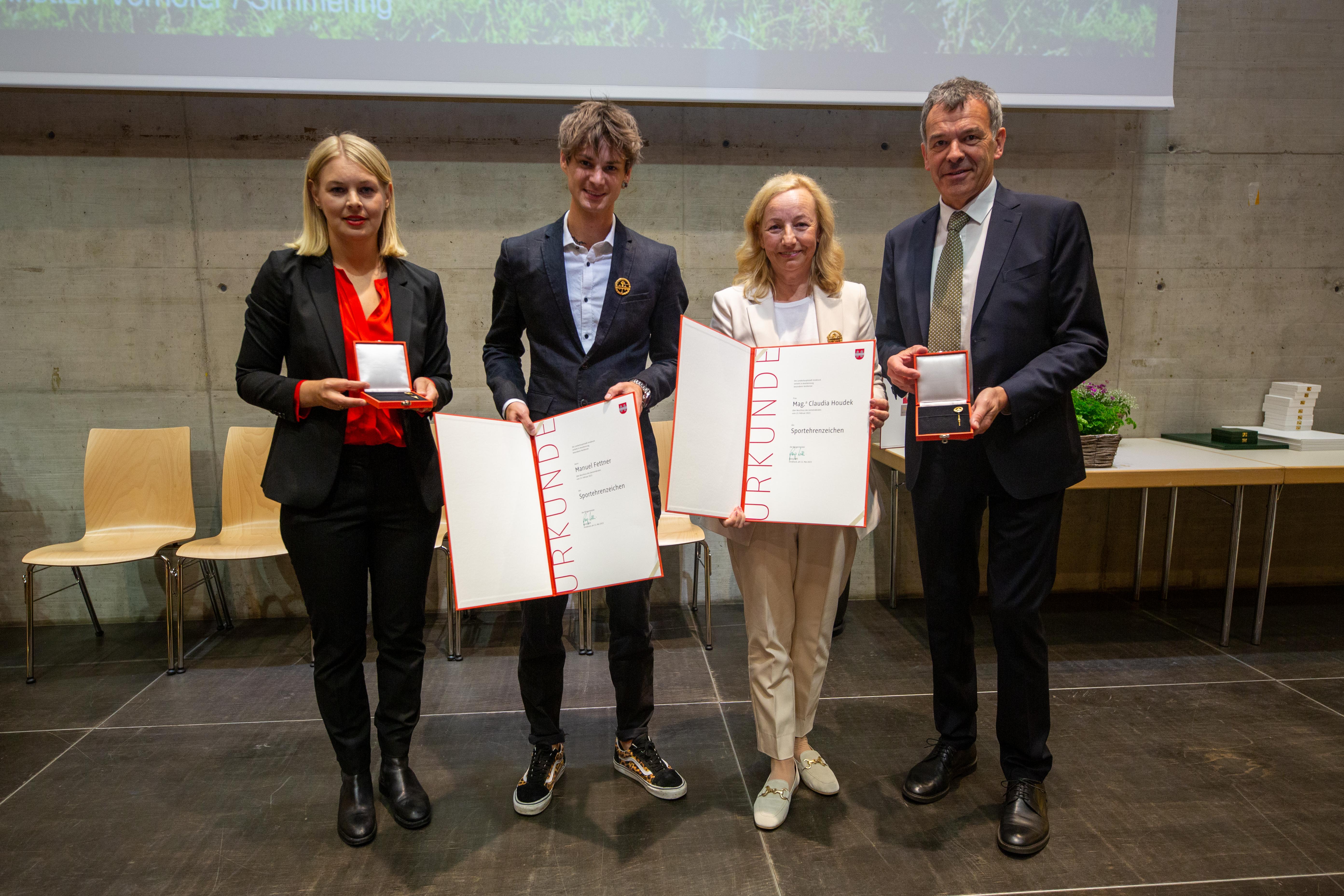 Sportehrenzeichen: v.l. Stadträtin Elisabeth Mayr, Manuel Fettner, Claudia Houdek und Bürgermeister Georg Willi.