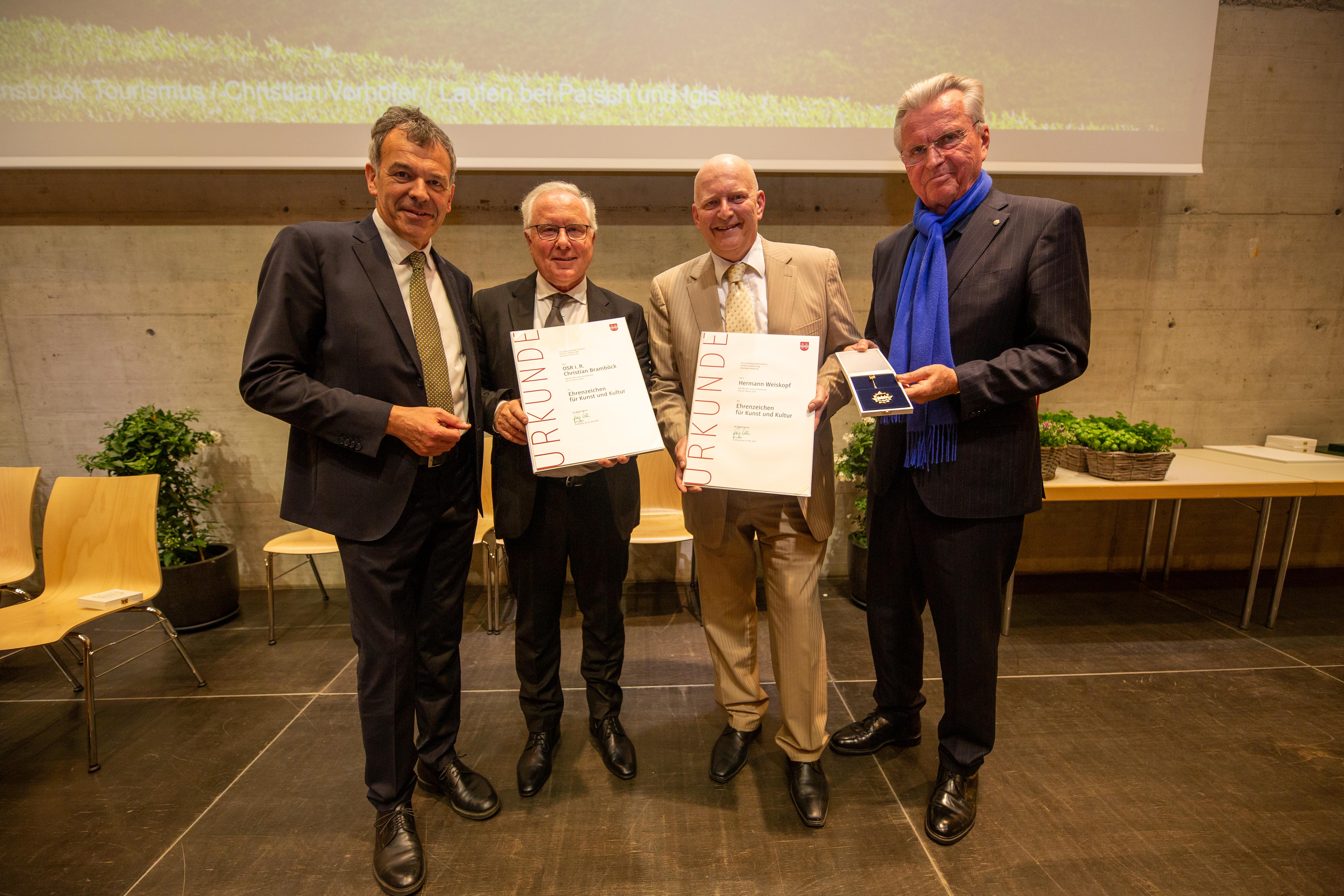 Kulturehrenzeichen: v.l. Bürgermeister Georg Willi, Christian Bramböck, Hermann Weiskopf und Stadtrat Rudolf Federspiel.