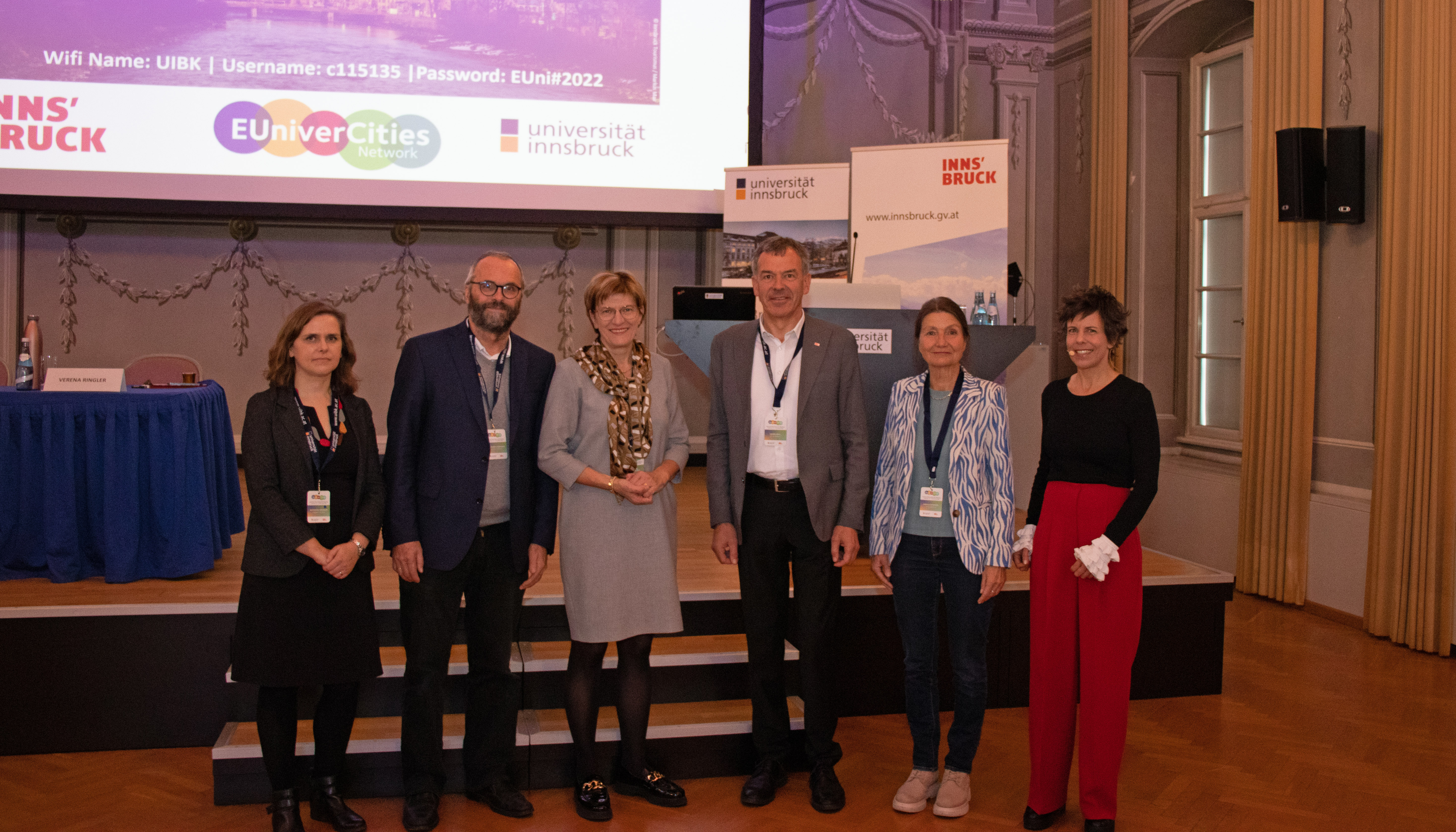 Im November fand die EUniverCities-Tagung zum Thema „Sustainable Urban Development/Nachhaltige Stadtentwicklung“ statt. Im Bild (v.l.n.r.): Catherine Shingler (University of Exeter), Vizerektor Wolfgang Streicher, Stadträtin Christine Oppitz-Plörer, Innsbrucks Bürgermeister Georg Willi, Stadträtin Uschi Schwarzl und Verena Ringler (AGORA European Green Deal Innsbruck).