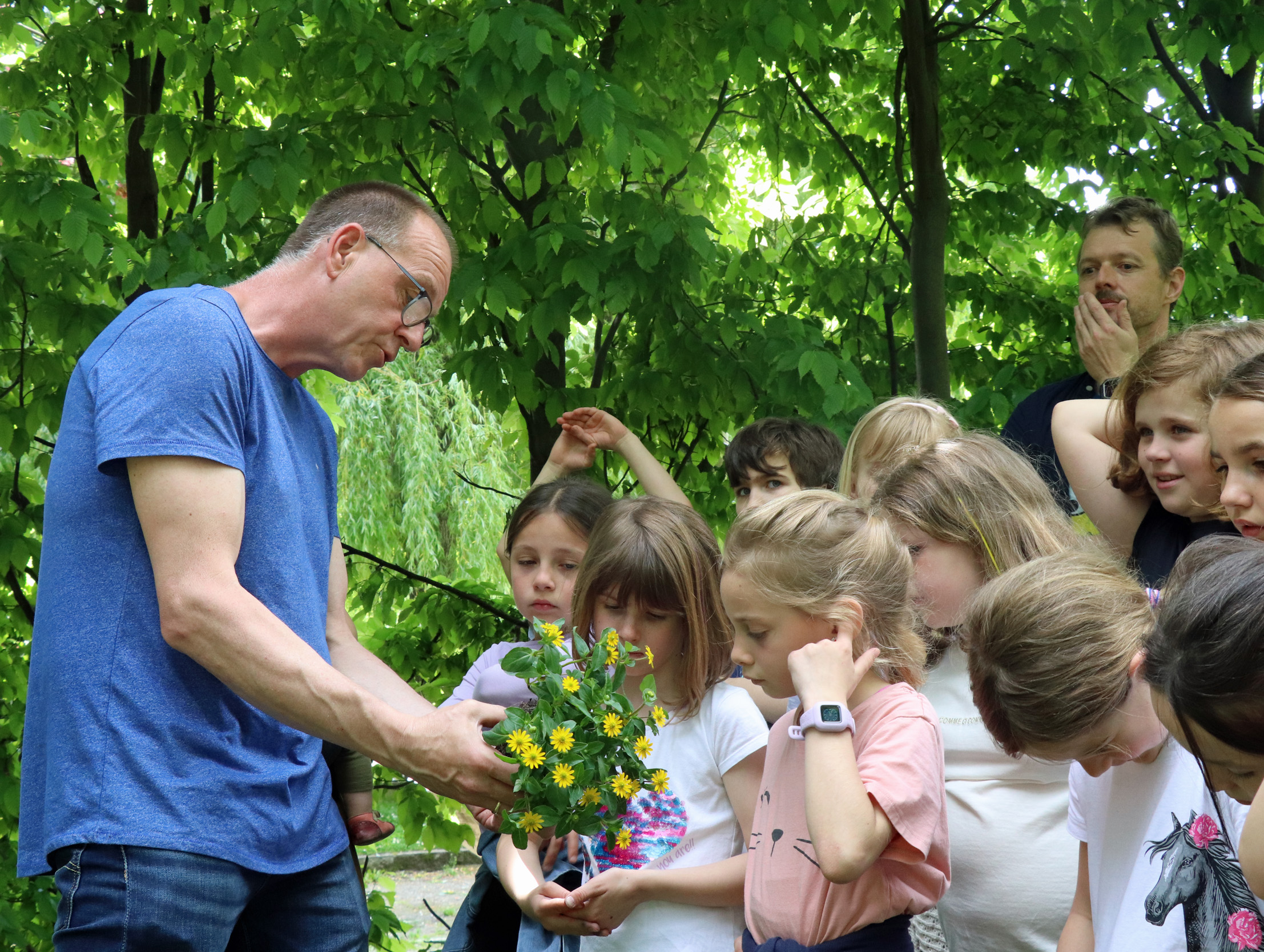 Stadtgärtner Robert Mair (l.) erzählte den Kindern das Wichtigste zum Thema Sommerblüher.