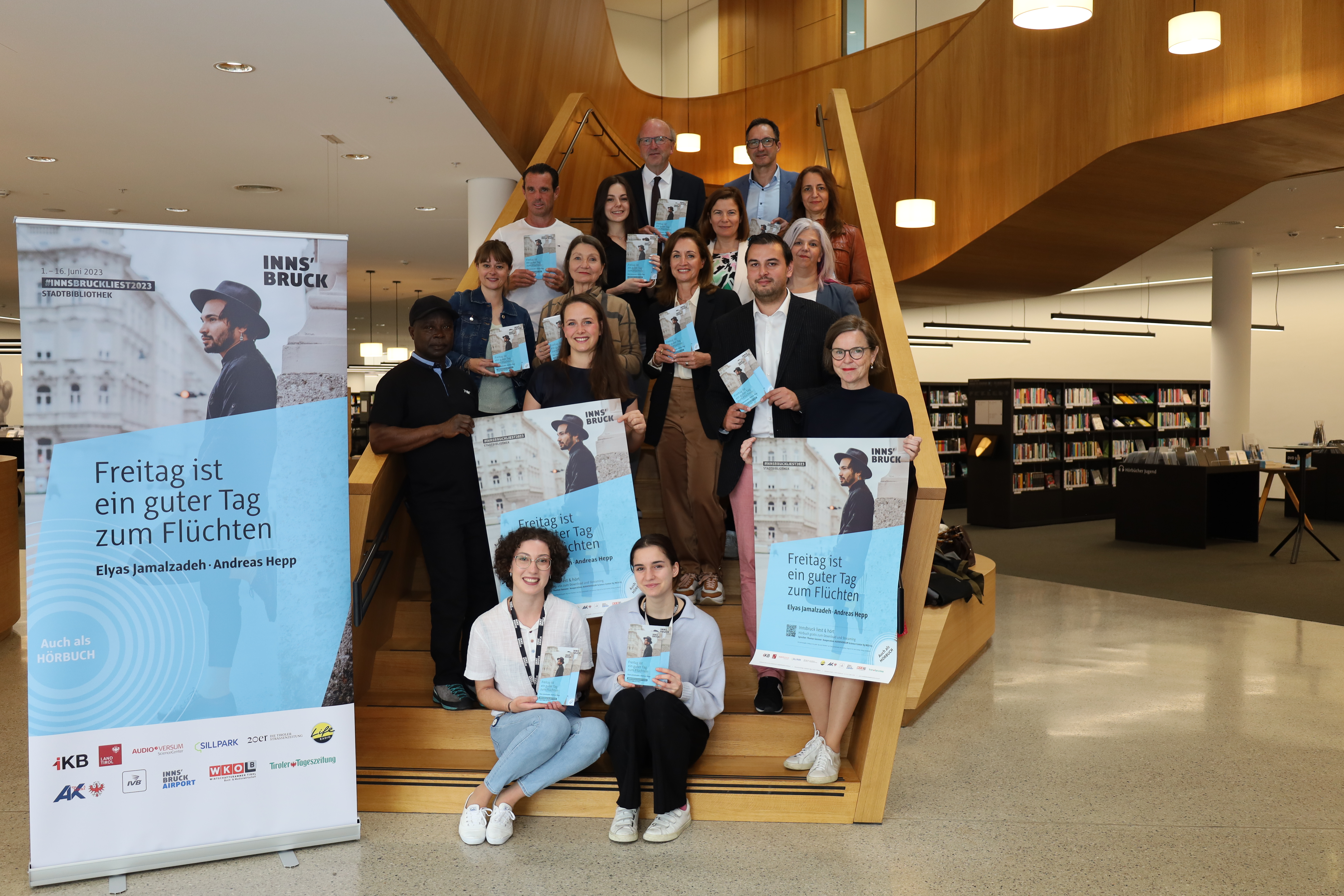 Für Lese- und Gesprächsstoff ist dank "Innsbruck liest 2023" gesorgt: Die VeranstalterInnen und KooperationspartnerInnen mit StRin Uschi Schwarzl (3. Reihe, 2.v.l.) und der Juryvorsitzenden Doris Eibl (stehend rechts vorne).