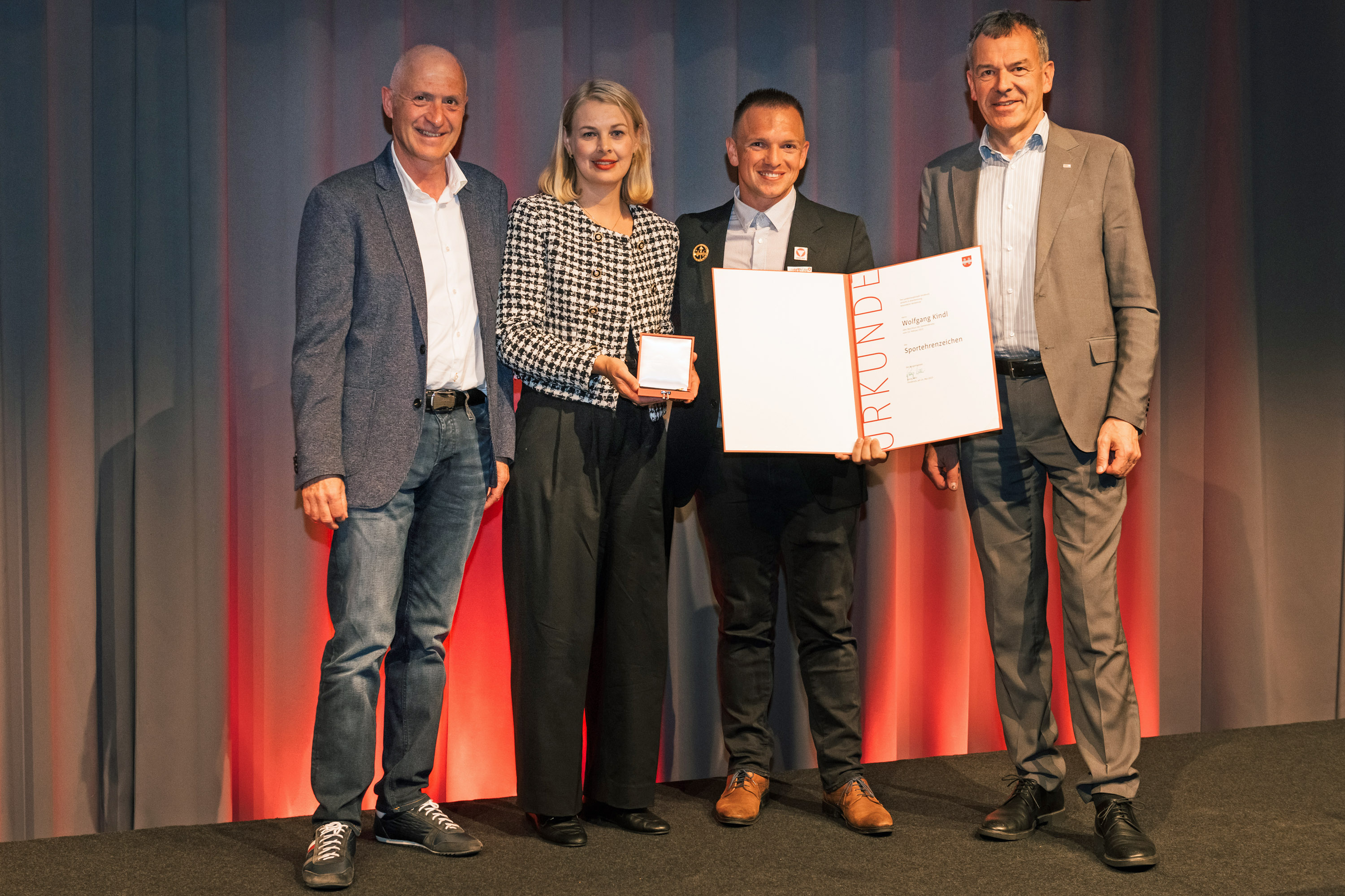 Die SportlerInnenehrung der Stadt Innsbruck am 24. Mai fand im feierlichen Rahmen im Congresspark Igls statt. Dabei wurde Rennrodler Wolfgang Kindl auch das Sportehrenzeichen verliehen: v.l. Sportausschuss-Vorsitzender Gemeinderat Kurt Wallasch, Sportstadträtin Elisabeth Mayr, Wolfgang Kindl und Bürgermeister Georg Willi.