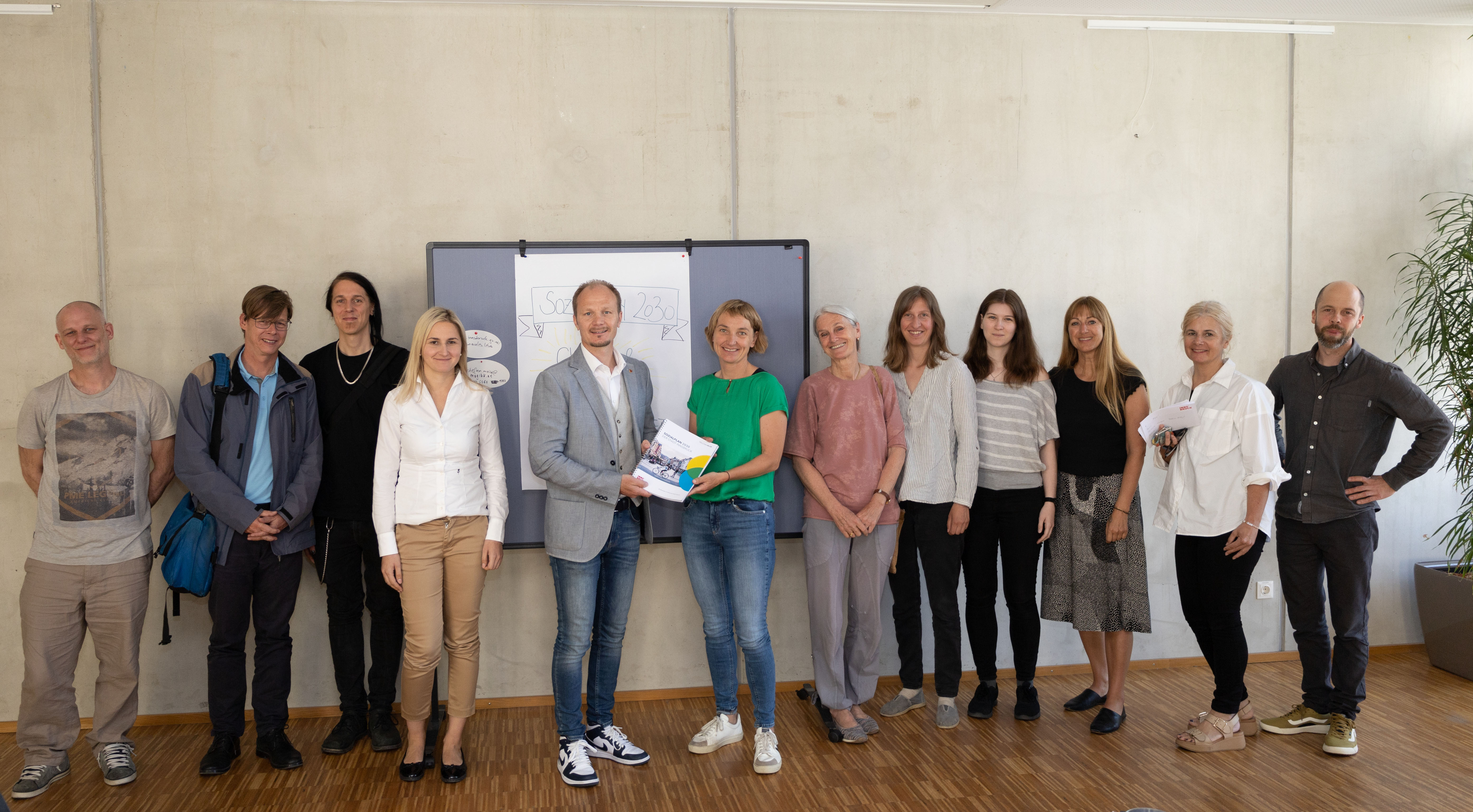 Vizebürgermeister Johannes Anzengruber präsentiert den Sozialplan 2030 beim gemeinsamen Gespräch mit VertreterInnen von im Sozialbereich tätigen Institutionen, Vereinen und städtischen Stellen im Stadtteilzentrum Wilten. Im Austausch auf Augenhöhe wurden so die Entstehung und Ziele des Sozialplans, bereits daraus umgesetzte Maßnahmen, sowie vertiefte Möglichkeiten zur künftigen Kooperation thematisiert. Die Ergebnisse des Sozialplans 2030 finden sich online unter innsbruck.gv.at/sozialplan-2030. Auch der kürzlich digitalisierte Sozialroutenplan wurde besprochen, der über innsbruck.gv.at/sozialroutenplan abgerufen werden kann.