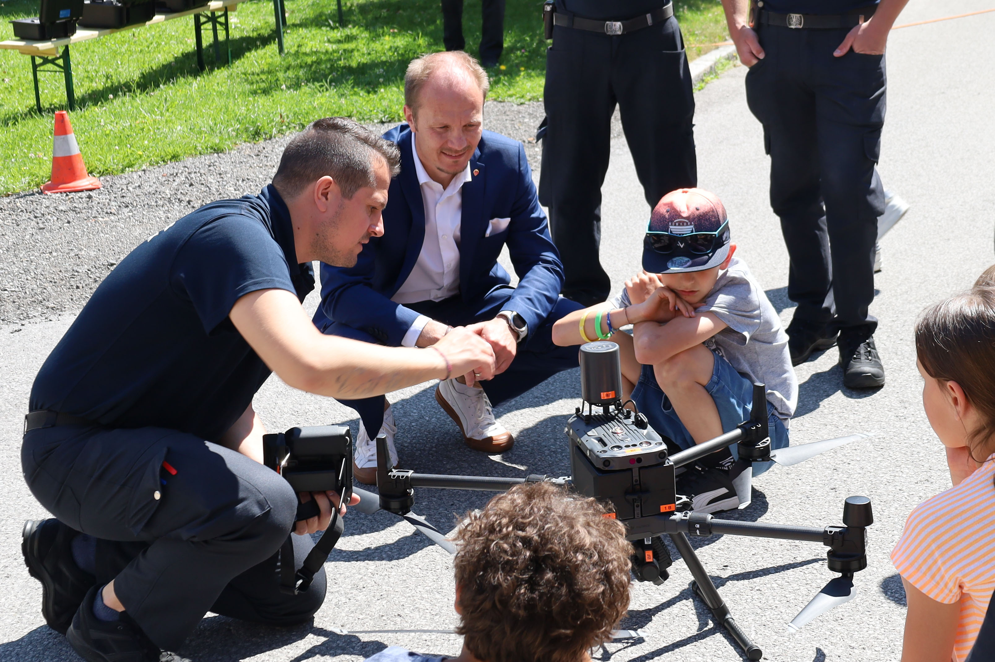Bei einem Besuch in der Hauptfeuerwache konnten sich die SiegerInnen des Feuerwehr-Malwettbewerbs für Volksschulkinder einen umfassenden Eindruck des Arbeitsumfeldes machen. Das Bewusstsein der Mädchen und Buben für den Feuerwehrberuf konnte so schon früh geschärft werden.