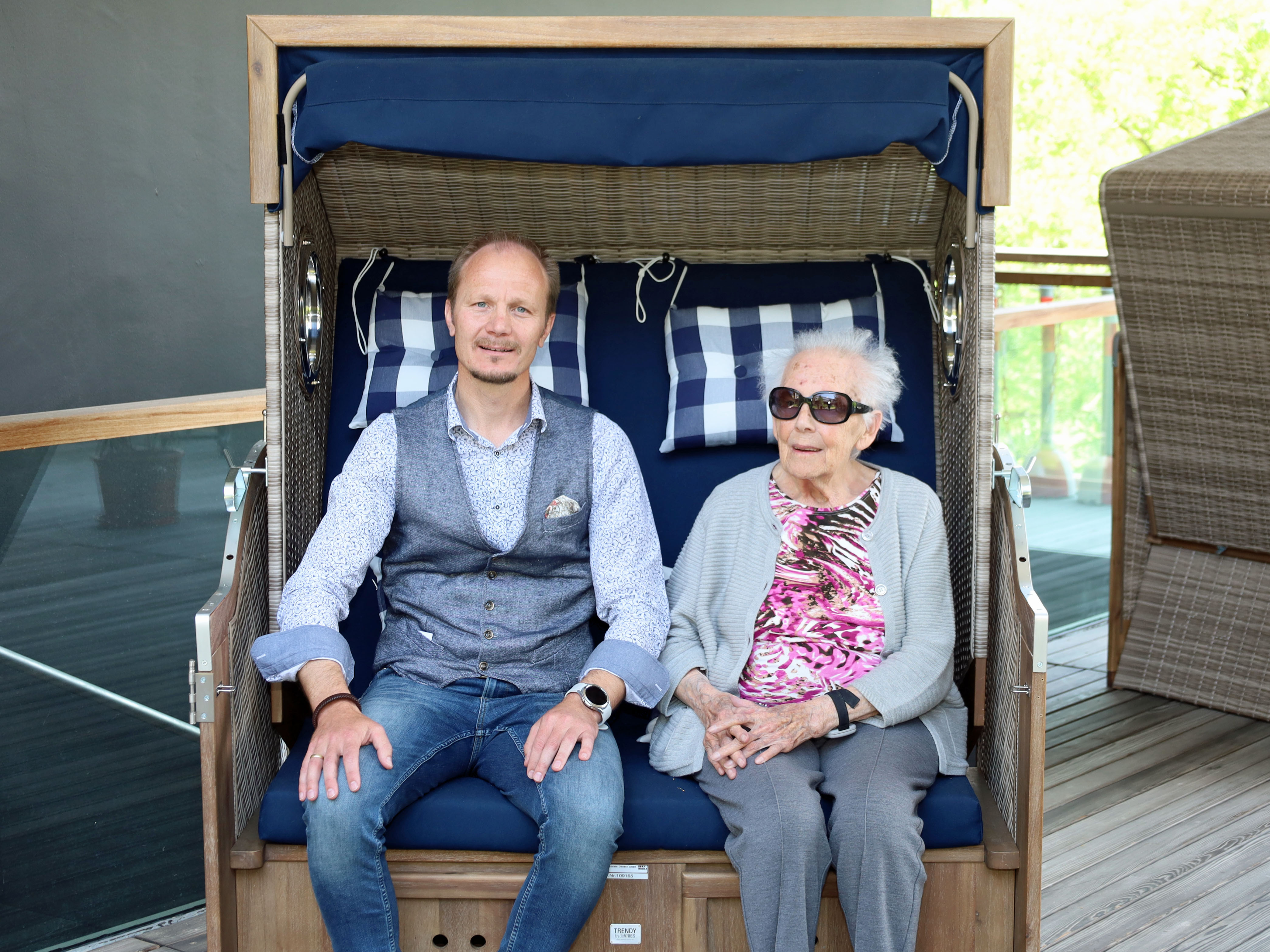 Vizebürgermeister Johannes Anzengruber wünscht Pauline Zettinig alles Gute zu ihrem 101. Geburtstag.