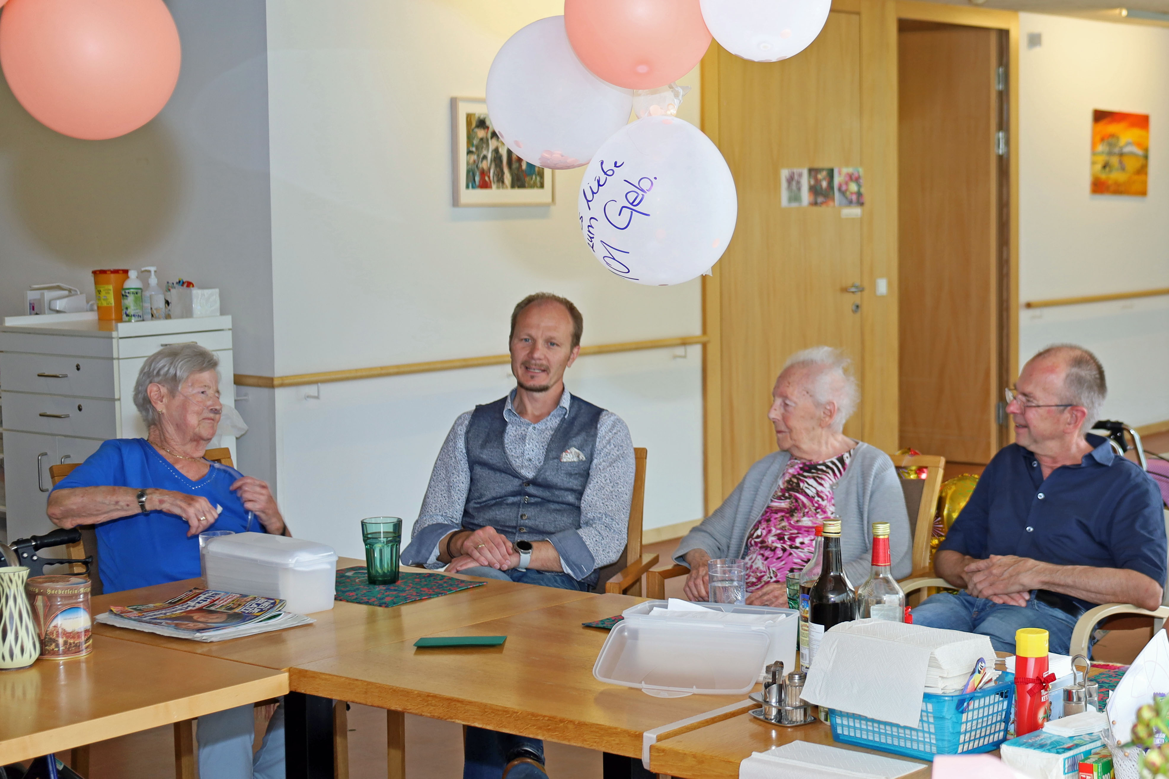 Bei einem Besuch im ISD-Wohnheim Tivoli wird gemütlich gefeiert.