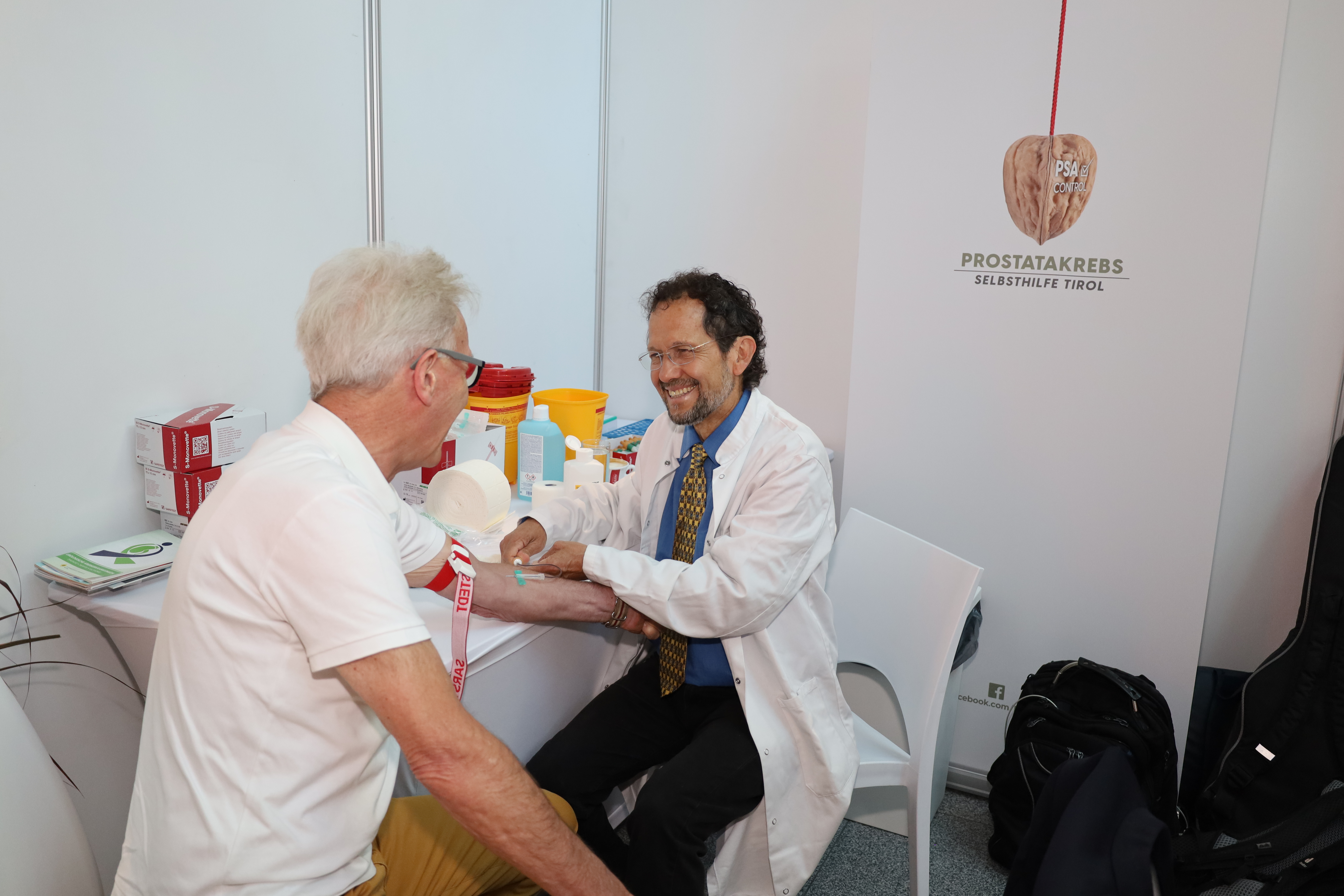Am Stand der Universitätsklinik für Urologie &amp; Selbsthilfegruppe Prostatakrebs Tirol ist eine Prostatakrebs-Früherkennung mittels Blutabnahme möglich.