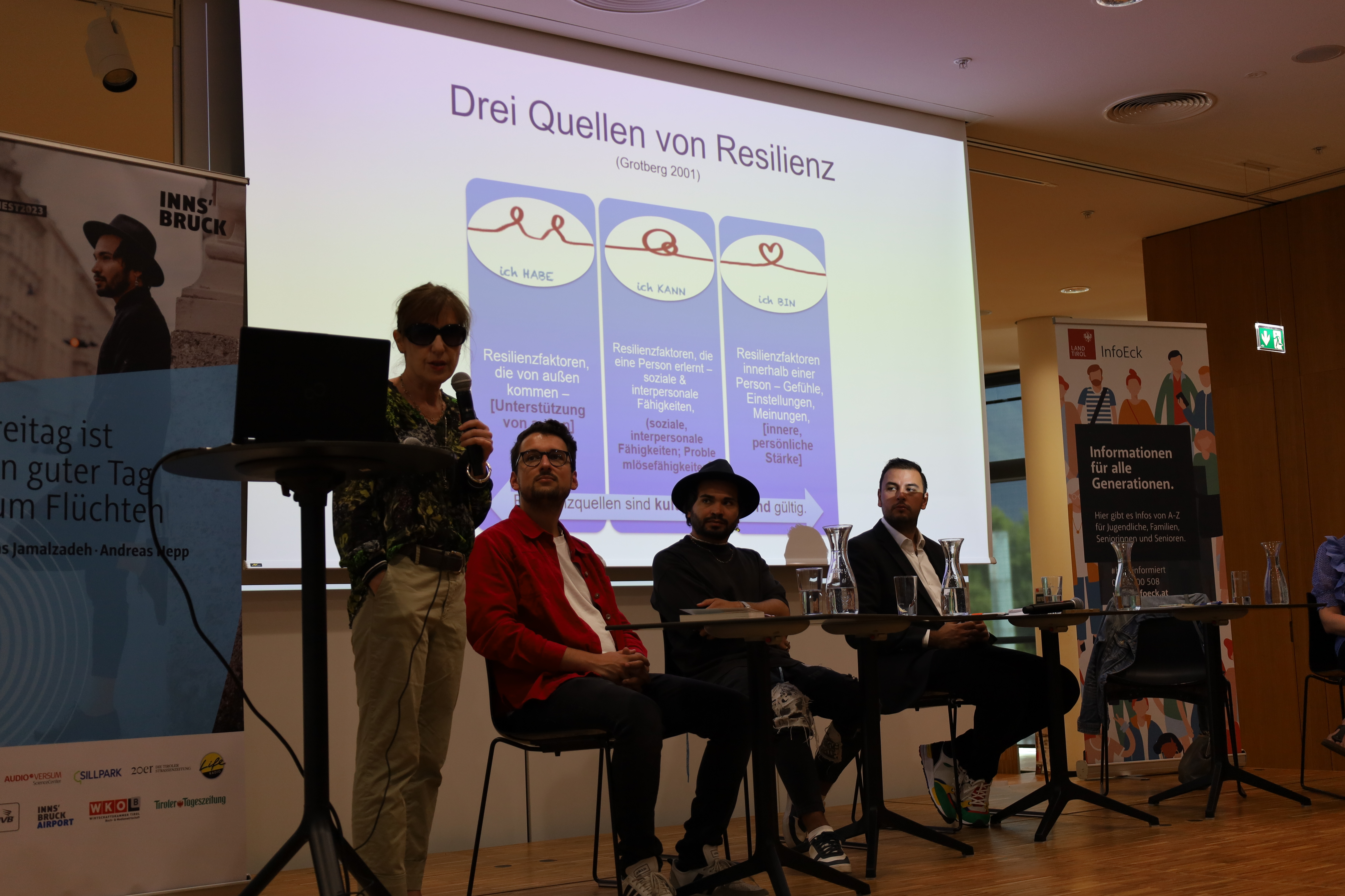 Bei einer Podiumsdiskussion in der Stadtbibliothek am 14. Juni waren über 100 Innsbrucker SchülerInnen zu Gast. Die Autoren des heurigen "Innsbruck liest"-Buches Elyas Jamalzadeh und Andreas Hepp sprachen mit Barbara Juen (Klinische und Gesundheitspsychologin, Uni Innsbruck und Rotes Kreuz) und Kirsi Madersbacher (young Caritas) über den Umgang mit Fluchterfahrungen und Hass im Netz. Moderiert wurde die Veranstaltung von Christopher Bindra (InfoEck, Land Tirol).