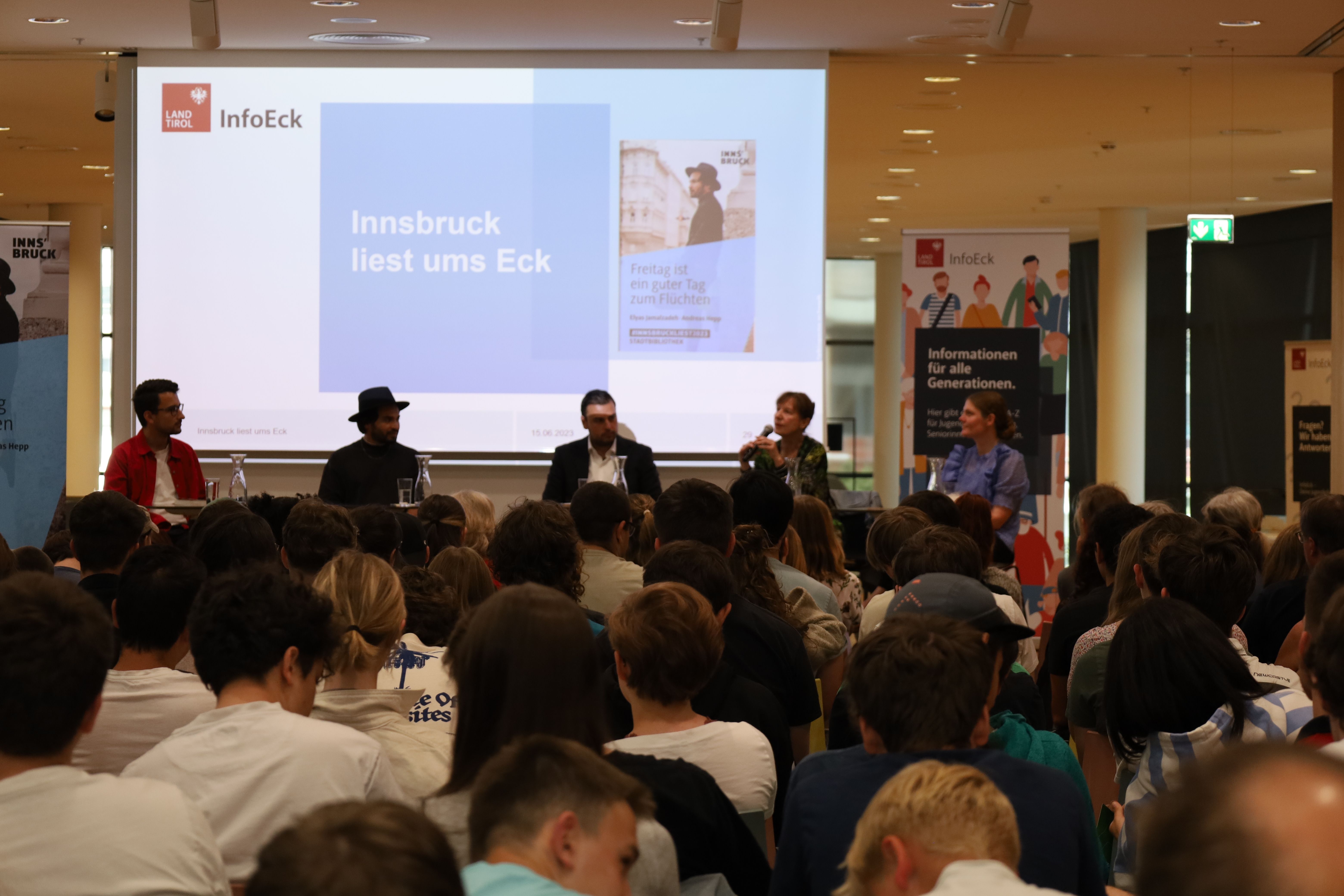 Bei einer Podiumsdiskussion in der Stadtbibliothek am 14. Juni waren über 100 Innsbrucker SchülerInnen zu Gast. Die Autoren des heurigen "Innsbruck liest"-Buches Elyas Jamalzadeh und Andreas Hepp sprachen mit Barbara Juen (Klinische und Gesundheitspsychologin, Uni Innsbruck und Rotes Kreuz) und Kirsi Madersbacher (young Caritas) über den Umgang mit Fluchterfahrungen und Hass im Netz. Moderiert wurde die Veranstaltung von Christopher Bindra (InfoEck, Land Tirol).