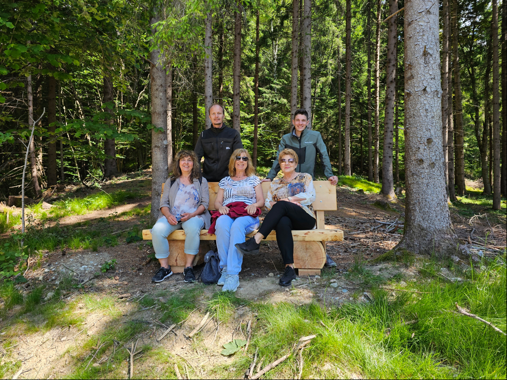 Vizebürgermeister Johannes Anzengruber (l.) und Referent Florian Jäger (Wald und Almen, r.) freuen sich gemeinsam mit der Bevölkerung über die neuen Bänke im Andenken an Bischof Reinhold Stecher.