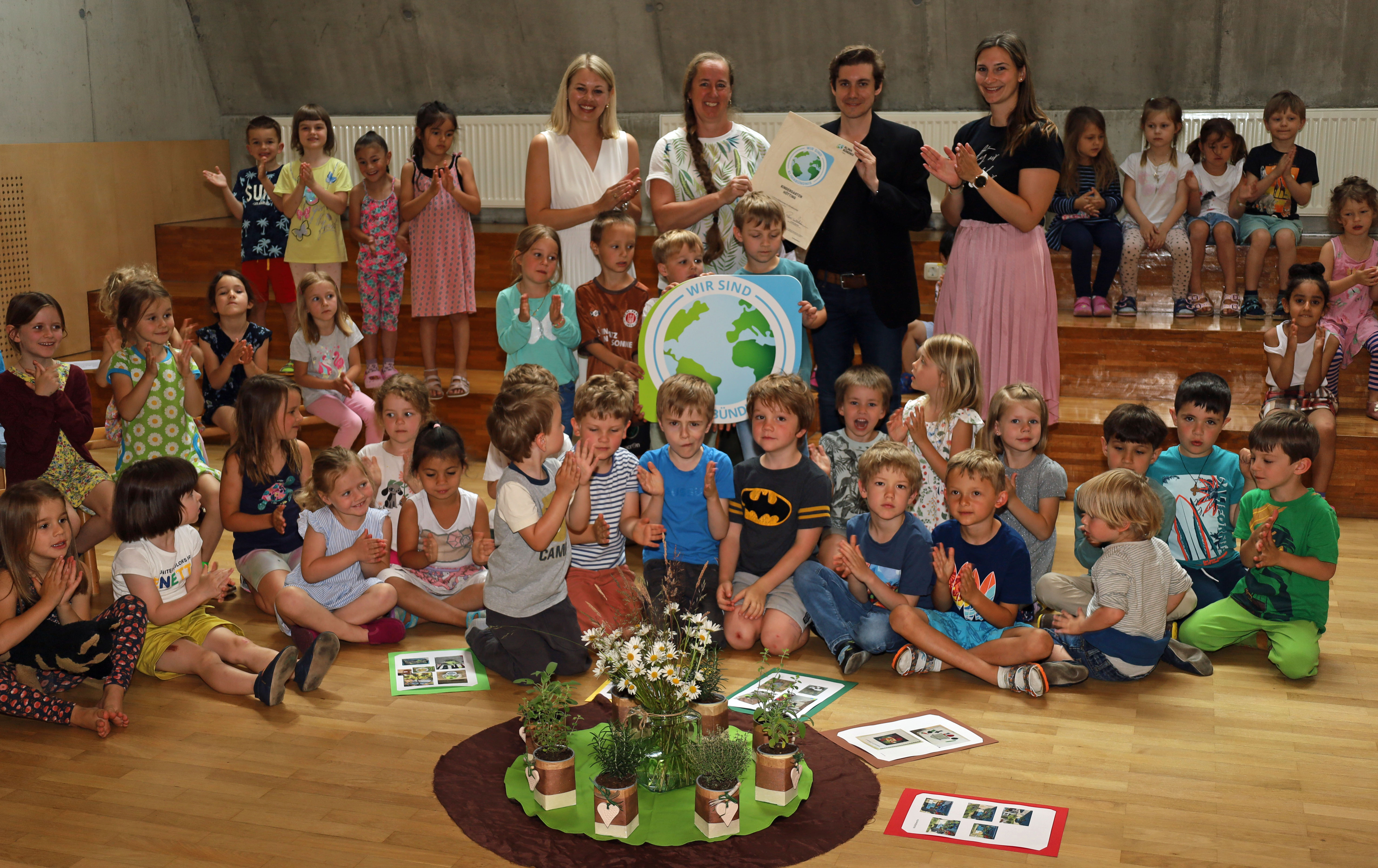 Die Freude über die Auszeichnung als „Klimabündnis-Kindergarten“ ist nicht nur bei den Höttinger Kindern groß: (stehend v.l.) Bildungsstadträtin Elisabeth Mayr, Maria Hell (Leiterin Kindergarten Schneeburggasse 30), Projektleiter Stefan Speiser (Klimabündnis Tirol) und Nadine Mayr (Amt Kinder, Jugend, Generationen).