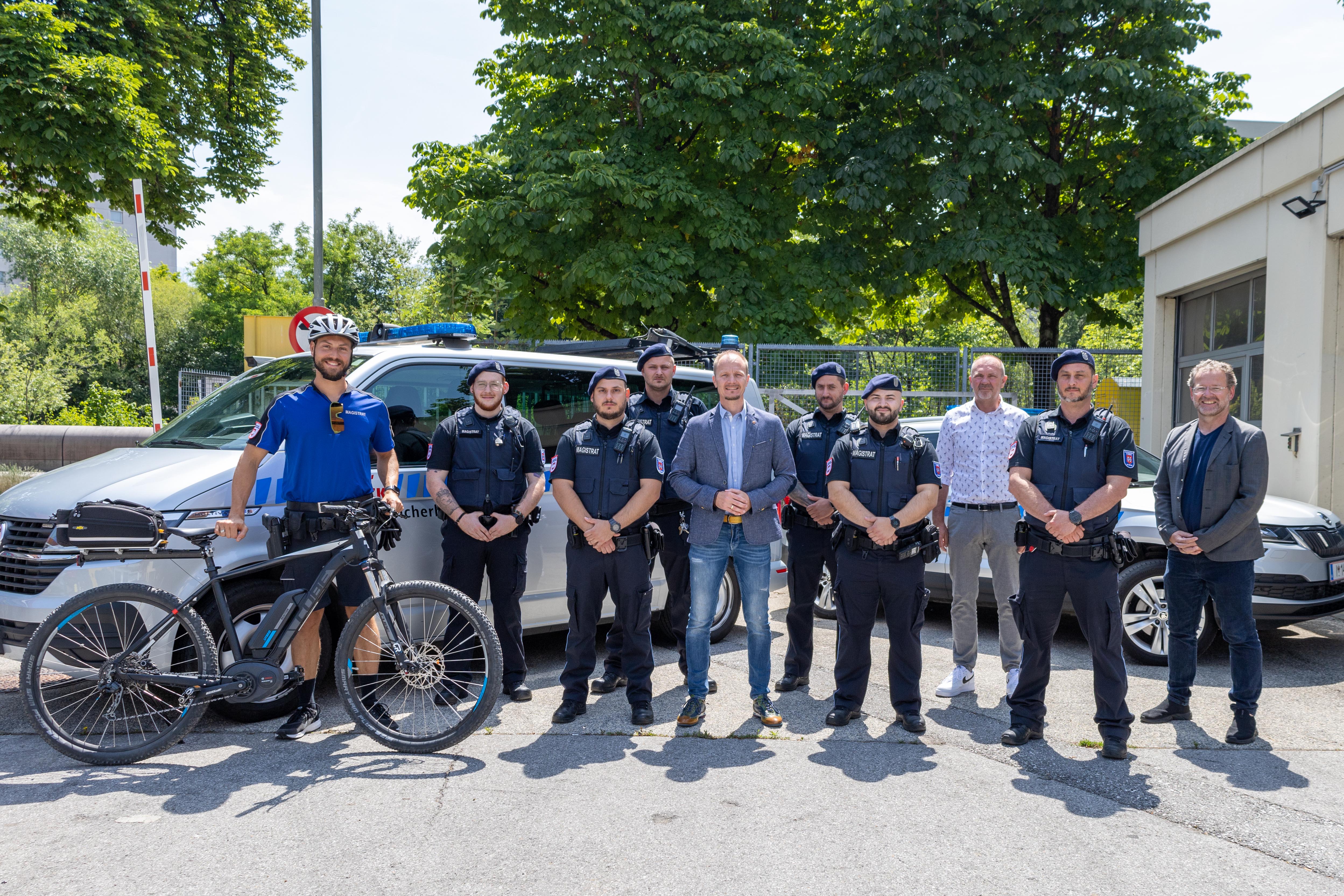 Vizebürgermeister Anzengruber besuchte die sechs neuen städtischen Aufsichtsorgane (im Bild in Uniform) und den Amtsleiter für Allgemeine Sicherheit und Veranstaltungen, Klaus Feistmantl (r.) sowie Referatsleiter Thomas Koland (3. v. r.) am neuen Standort in der Schlachthofgasse.