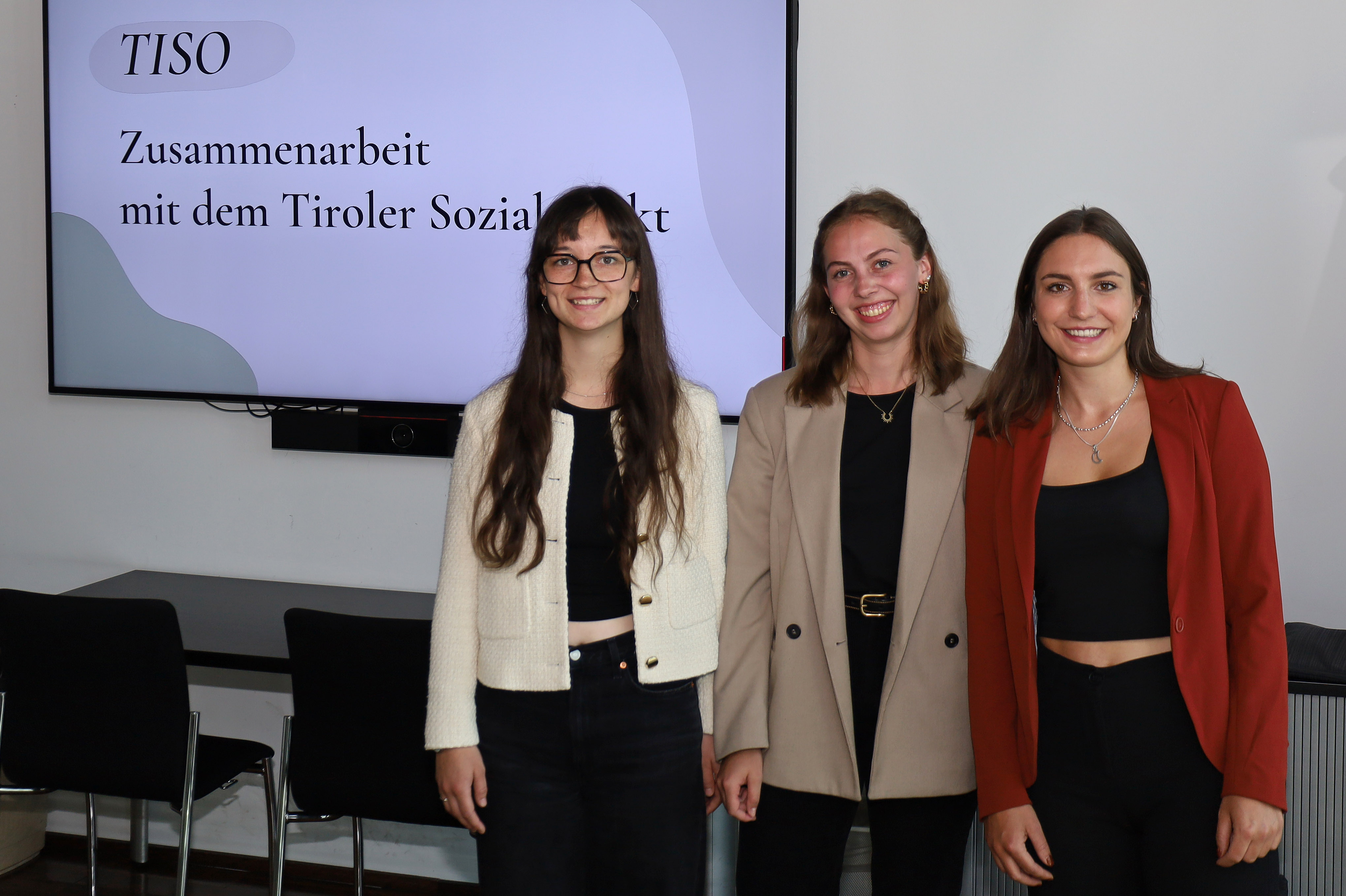 Die MCI-Studentinnen Leonie Kollmar, Angelika Trickl und Lea Astner bei der Vorstellung ihrer Projektarbeit.
