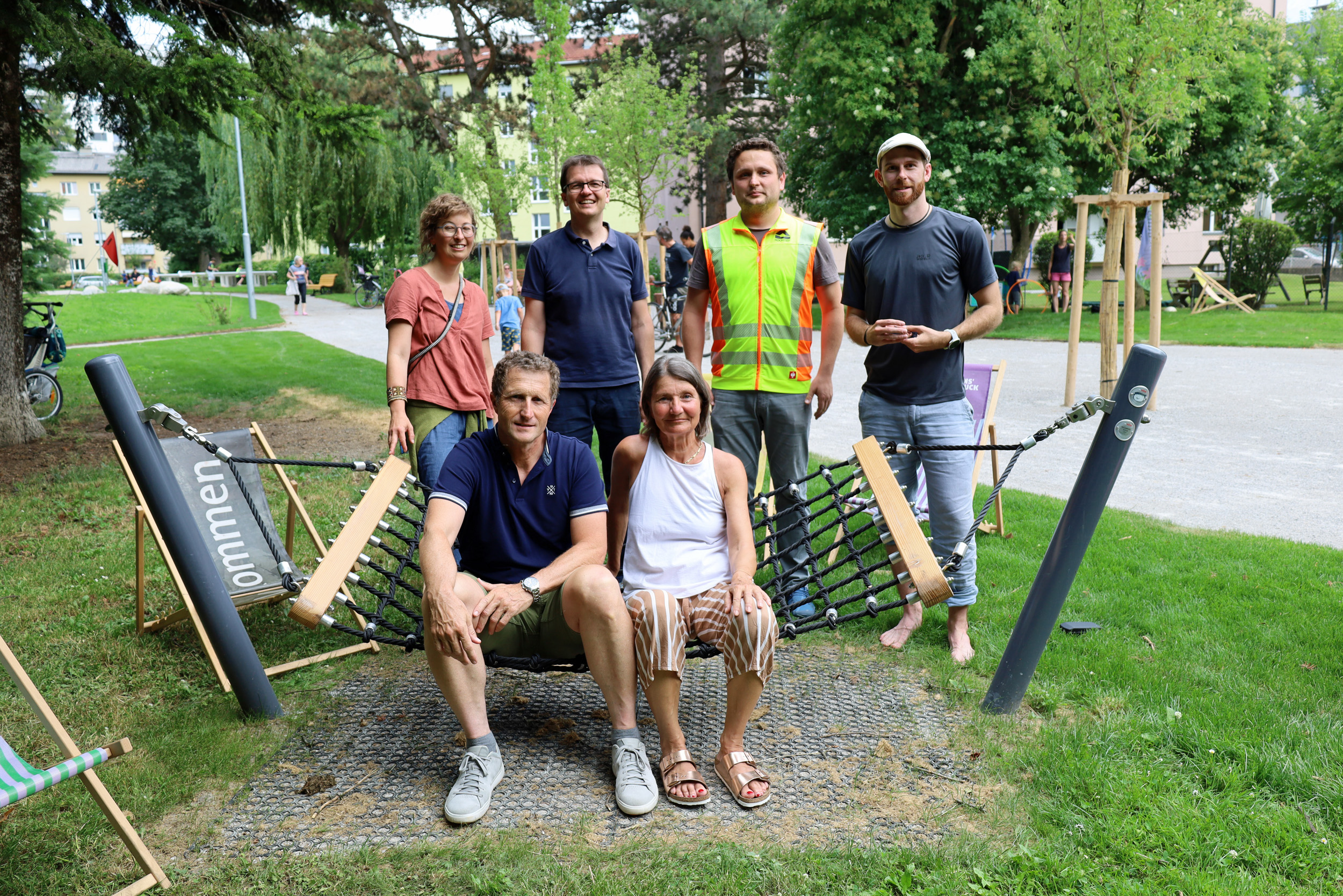 Stadträtin Uschi Schwarzl (vorne, r.), Thomas Klingler (Amtsvorstand Grünanlagen, vorne, l.), Lisa Stöllnberger (Grünanlagen - Planung und Bau, hinten, l.), Markus Pinter (Referatsleiter Grünanlagen - Planung und Bau, hinten, 2.v.l.), Michael Jank (Bauleiter, Firma Hochtief, hinten, 2.v.r.) und Clemens Maaß (Stadtteilkoordinator Reichenau, hinten, r.) bei der Eröffnung des umgestalteten Grüngürtels Reichenau Ost.