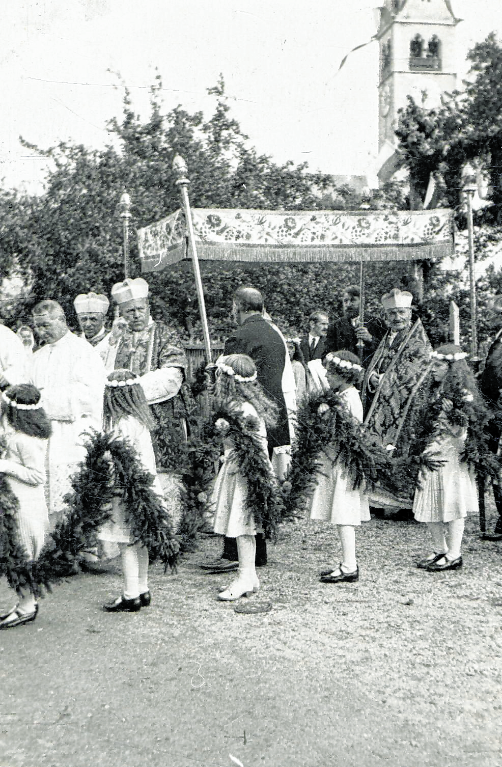 Amras: Pfarrer Blaas bei einer Prozession im Jahr 1931.
