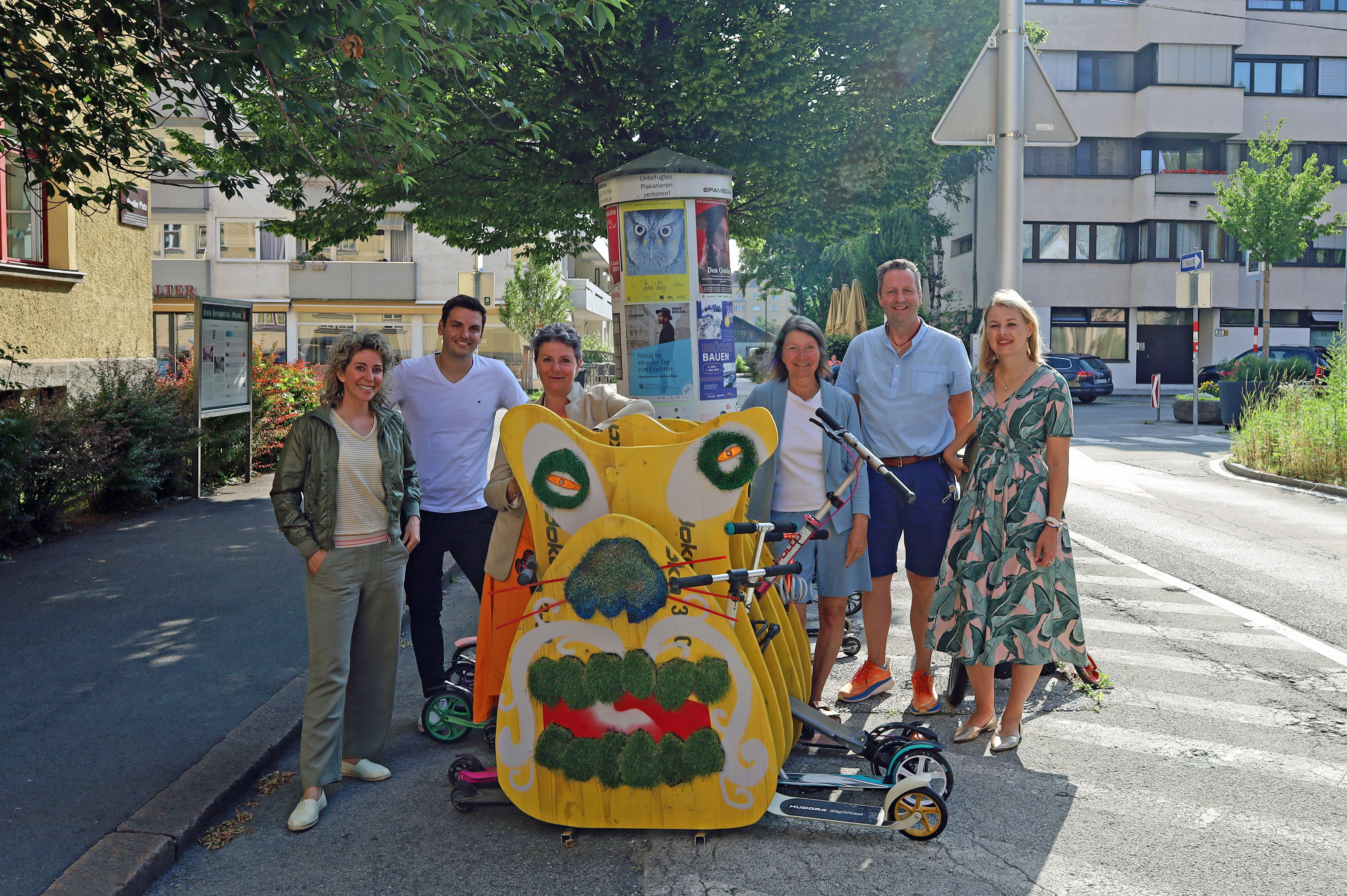 Mobilitätsstadträtin Uschi Schwarzl (3.v.r.) und Bildungsstadträtin Elisabeth Mayr (r.) freuen sich mit (v.l.n.r.:) Andrea Kreisl (BürgerInnenbeteiligung), Christoph Hackl (ISD-Stadtteilkoordination), VS-Direktorin Andrea Hofstädter-Binna, sowie Schulsozialarbeiter Peter Langpohl über die neuen Abstellmöglichkeiten für die Roller der Pradler Volksschulkinder.