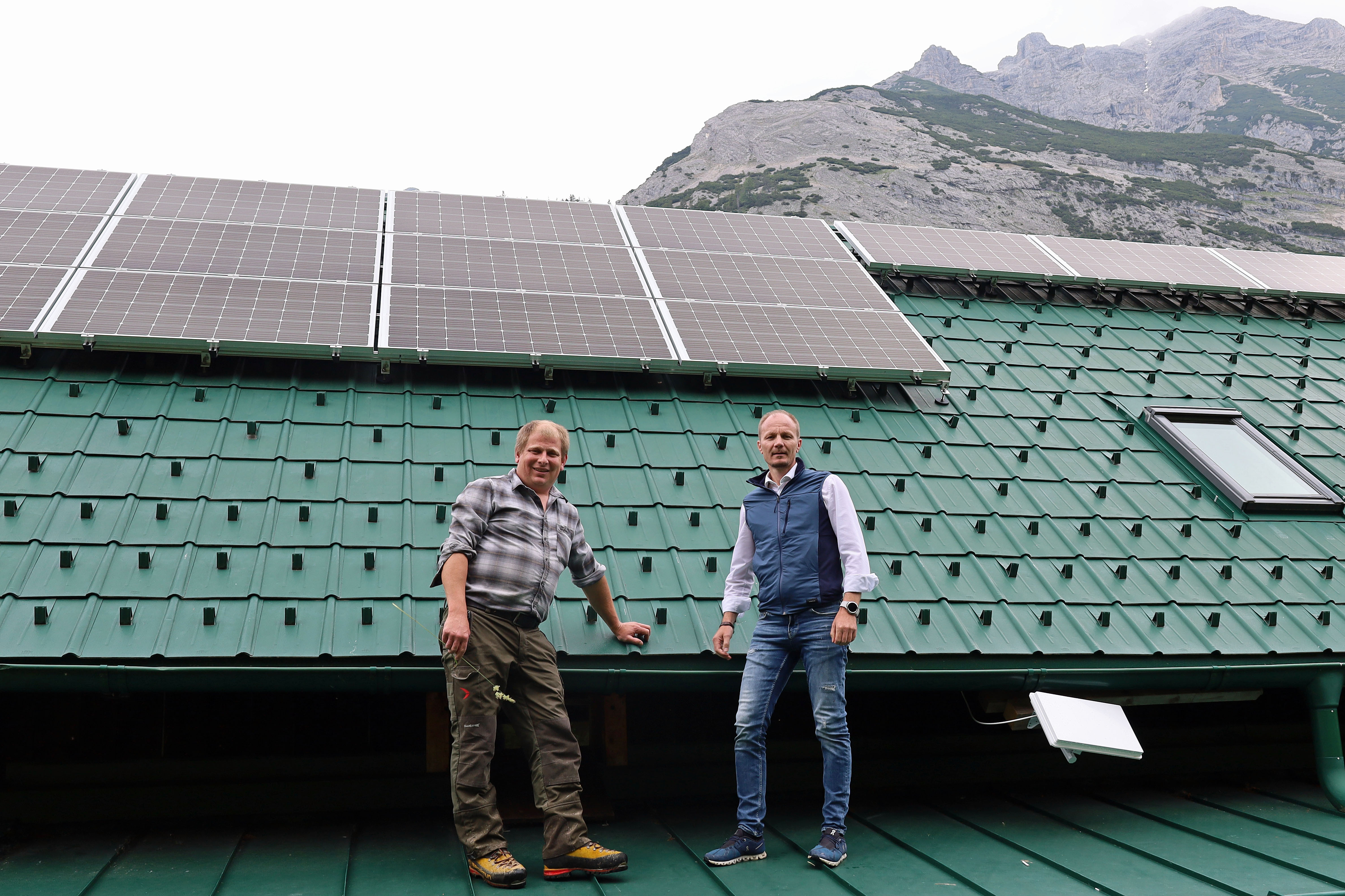 Vizebürgermeister Johannes Anzengruber (r.) und Almwirt Alfred Ripfl (l.) vor der neuen PV-Anlage auf dem Dach der Möslalm.