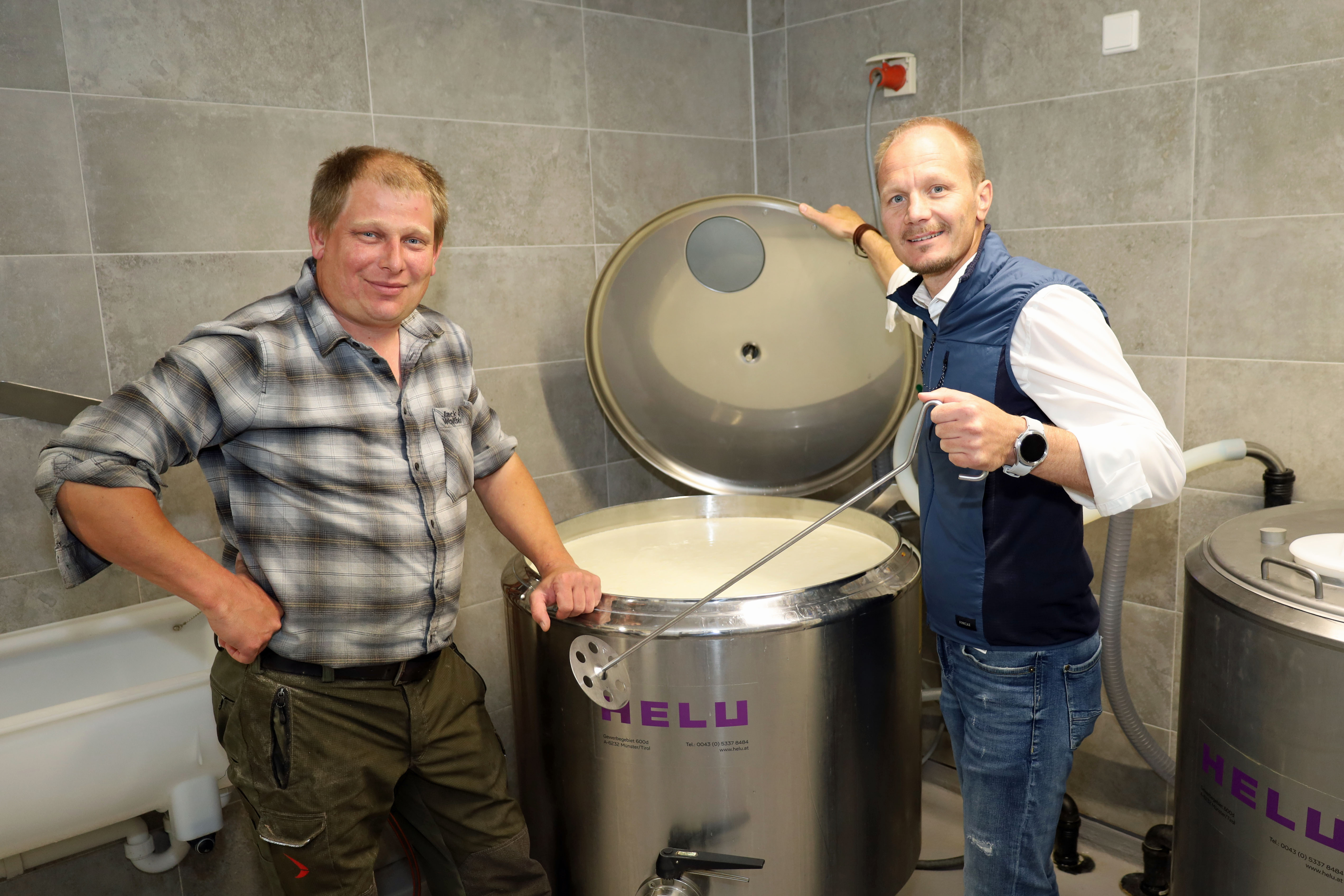 Vizebürgermeister Johannes Anzengruber (r.) und Möslalm-Pächter Alfred Ripfl (l.) freuen sich über die nachhaltige Modernisierung der Möslalm.