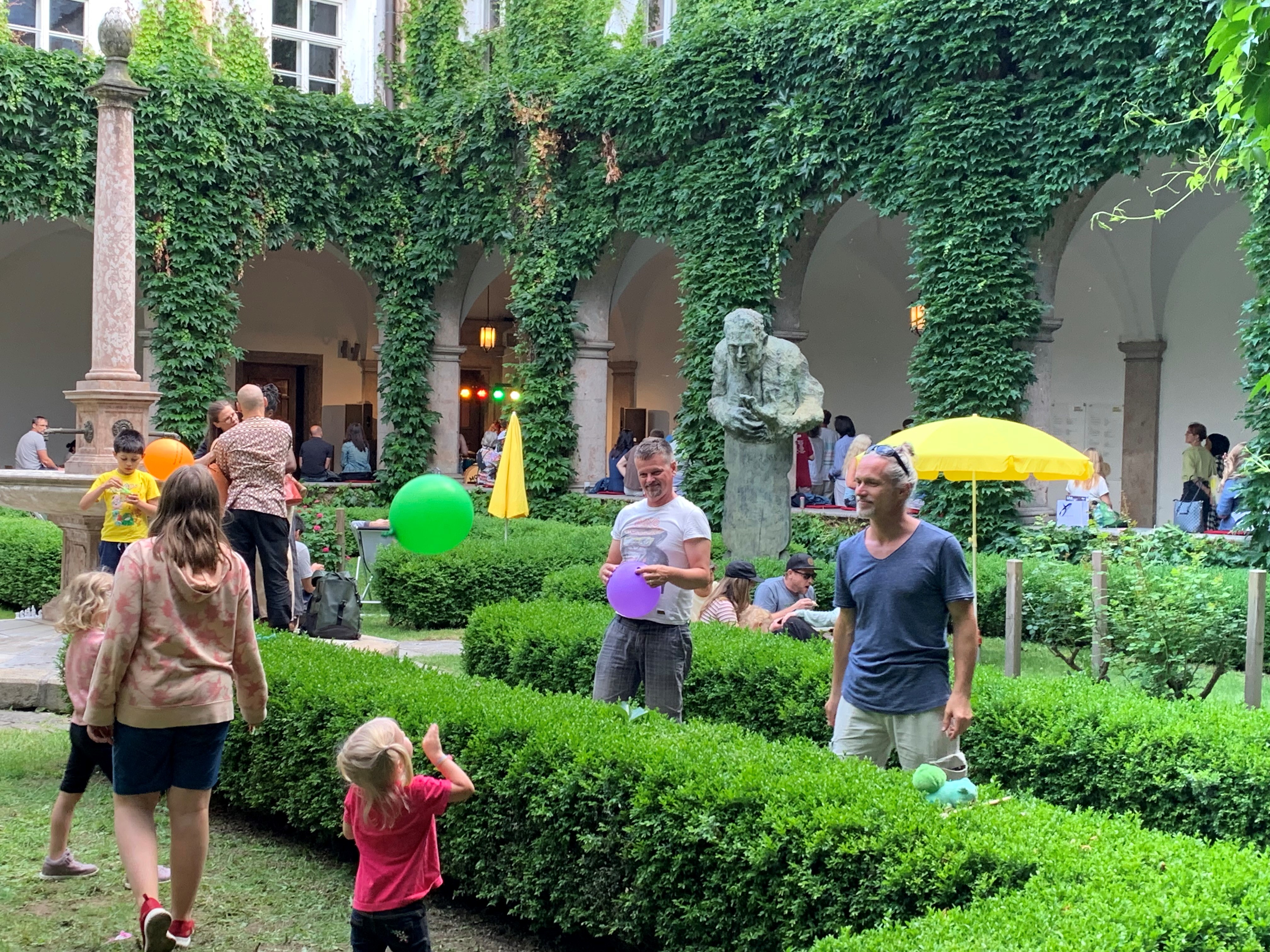 Das Fest der Vielfalt am 24. Juni im Volkskunstmuseum war auch heuer wieder ein voller Erfolg. Über 1.600 BesucherInnen, groß und klein, kosteten sich durch Speisen aus aller Welt, genossen den interkulturellen Austausch und nahmen an den zahlreichen Workshops und Führungen teil. Weltmusik sorgte für gute Stimmung im und um das Volkskunstmuseum.