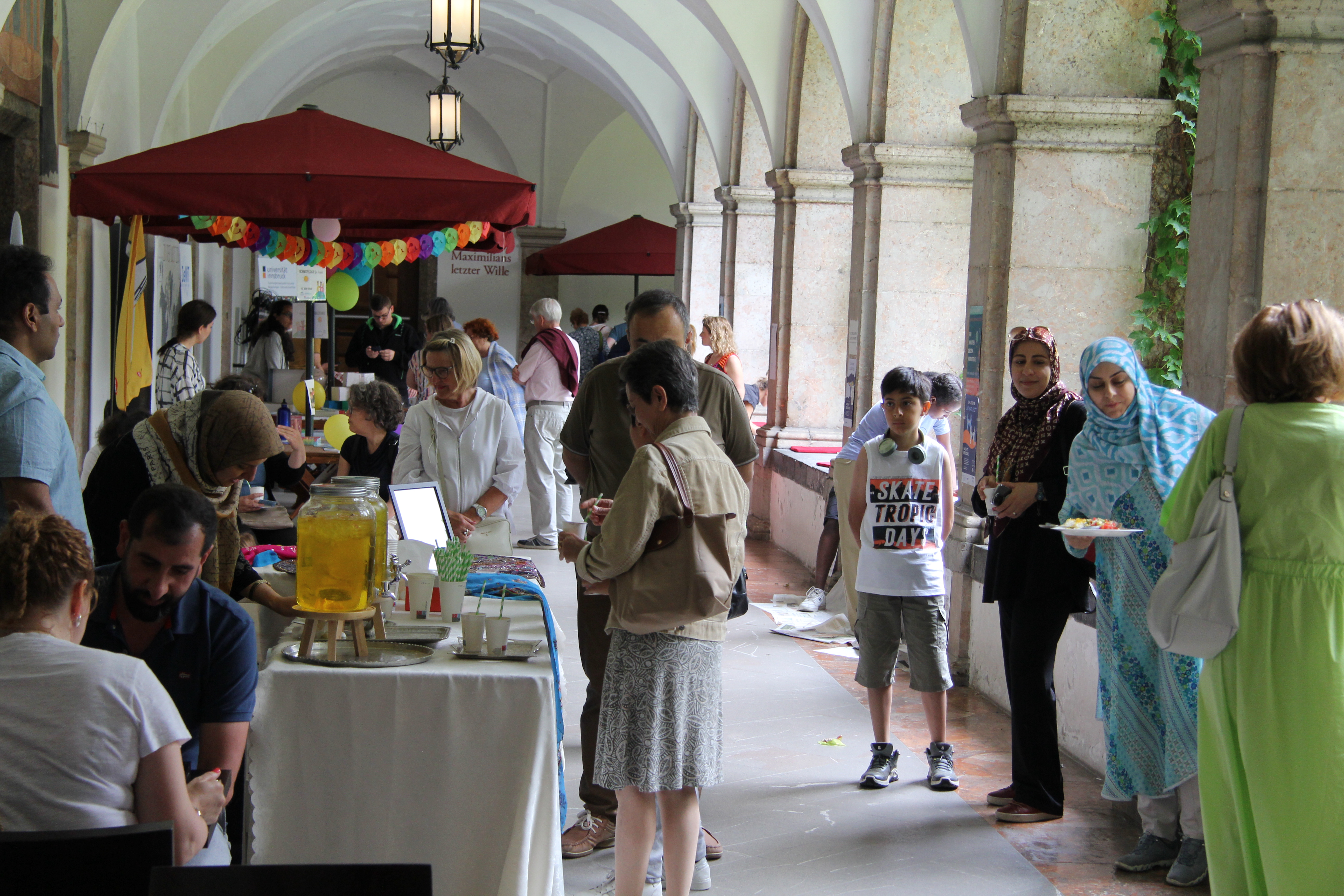 Das Fest der Vielfalt am 24. Juni im Volkskunstmuseum war auch heuer wieder ein voller Erfolg. Über 1.600 BesucherInnen, groß und klein, kosteten sich durch Speisen aus aller Welt, genossen den interkulturellen Austausch und nahmen an den zahlreichen Workshops und Führungen teil. Weltmusik sorgte für gute Stimmung im und um das Volkskunstmuseum.