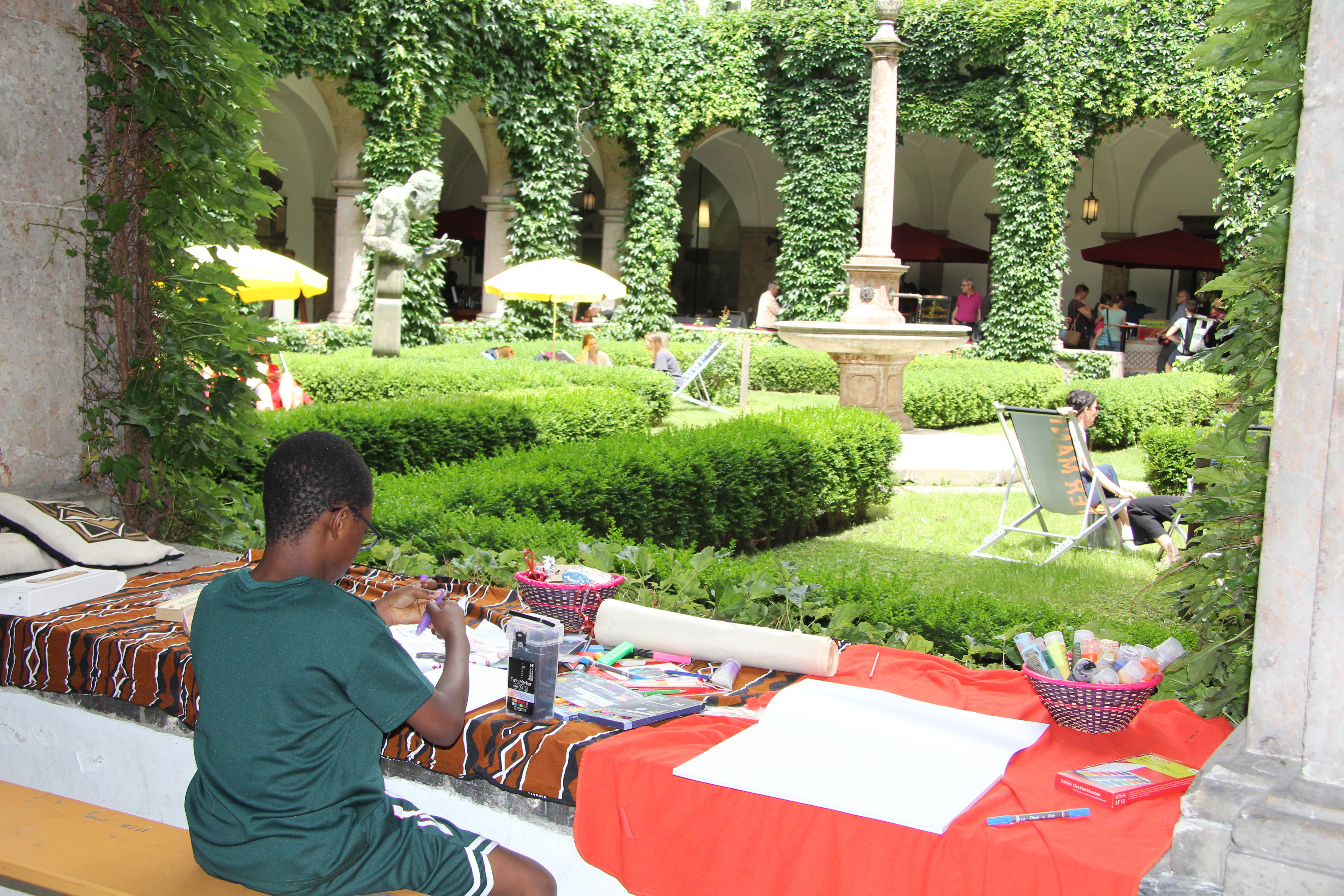 Das Fest der Vielfalt am 24. Juni im Volkskunstmuseum war auch heuer wieder ein voller Erfolg. Über 1.600 BesucherInnen, groß und klein, kosteten sich durch Speisen aus aller Welt, genossen den interkulturellen Austausch und nahmen an den zahlreichen Workshops und Führungen teil. Weltmusik sorgte für gute Stimmung im und um das Volkskunstmuseum.