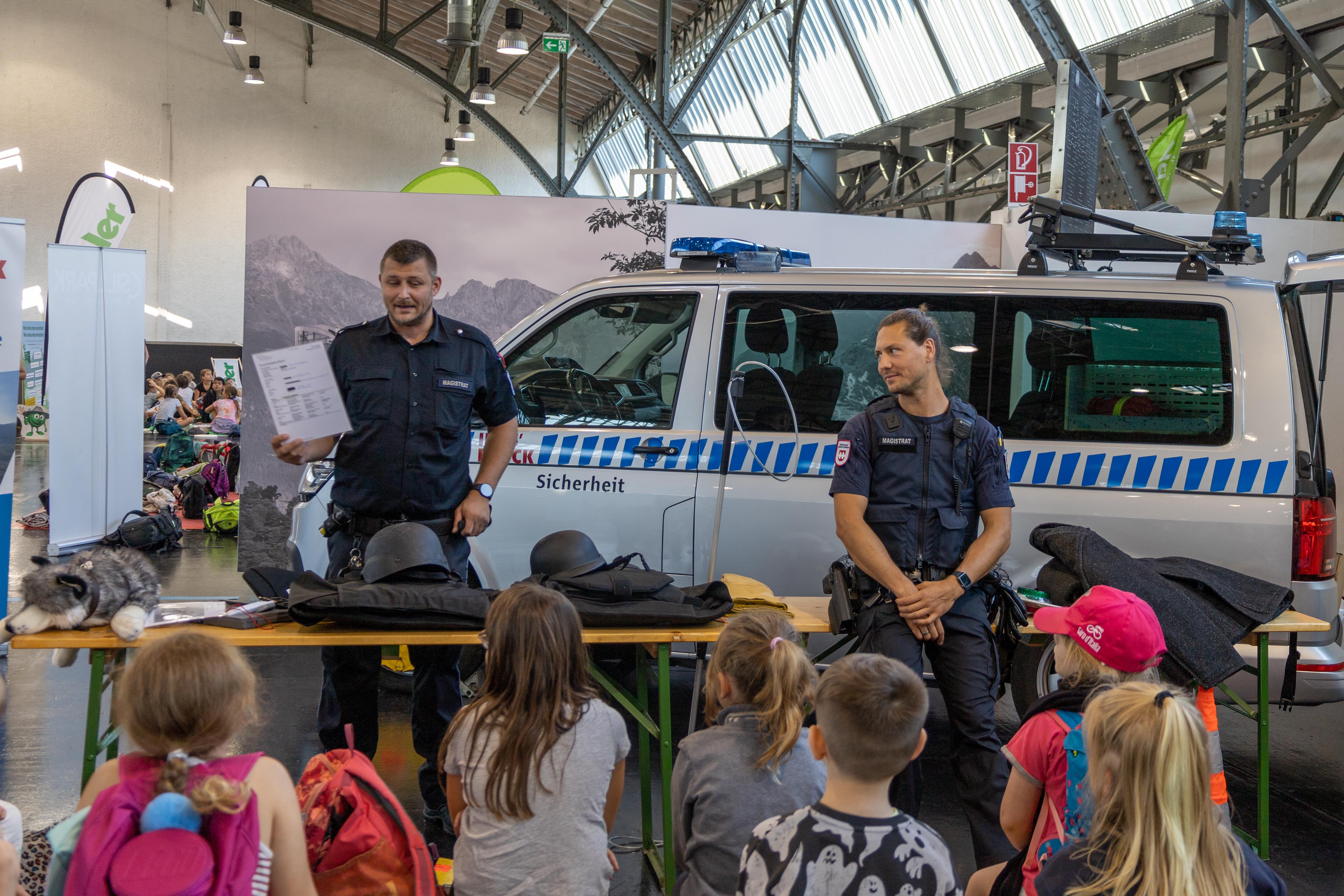 Bei der diesjährigen Kinder-Erlebnismesse sind die SchülerInnen als „Weltenbummler“ unterwegs und erleben zum Beispiel in der Einsatzwelt, der Sicherheitswelt, der Umweltschutzwelt oder in der Naturwelt viele spannende Dinge. Neben vielen Einsatzorganisationen wie Bundesheer, ÖAMTC oder Rotes Kreuz, waren auch Mitarbeiter der städtischen Mobilen Überwachungsgruppe vor Ort und gewährten den Kids interessante Einblicke in ihre Arbeitswelt.