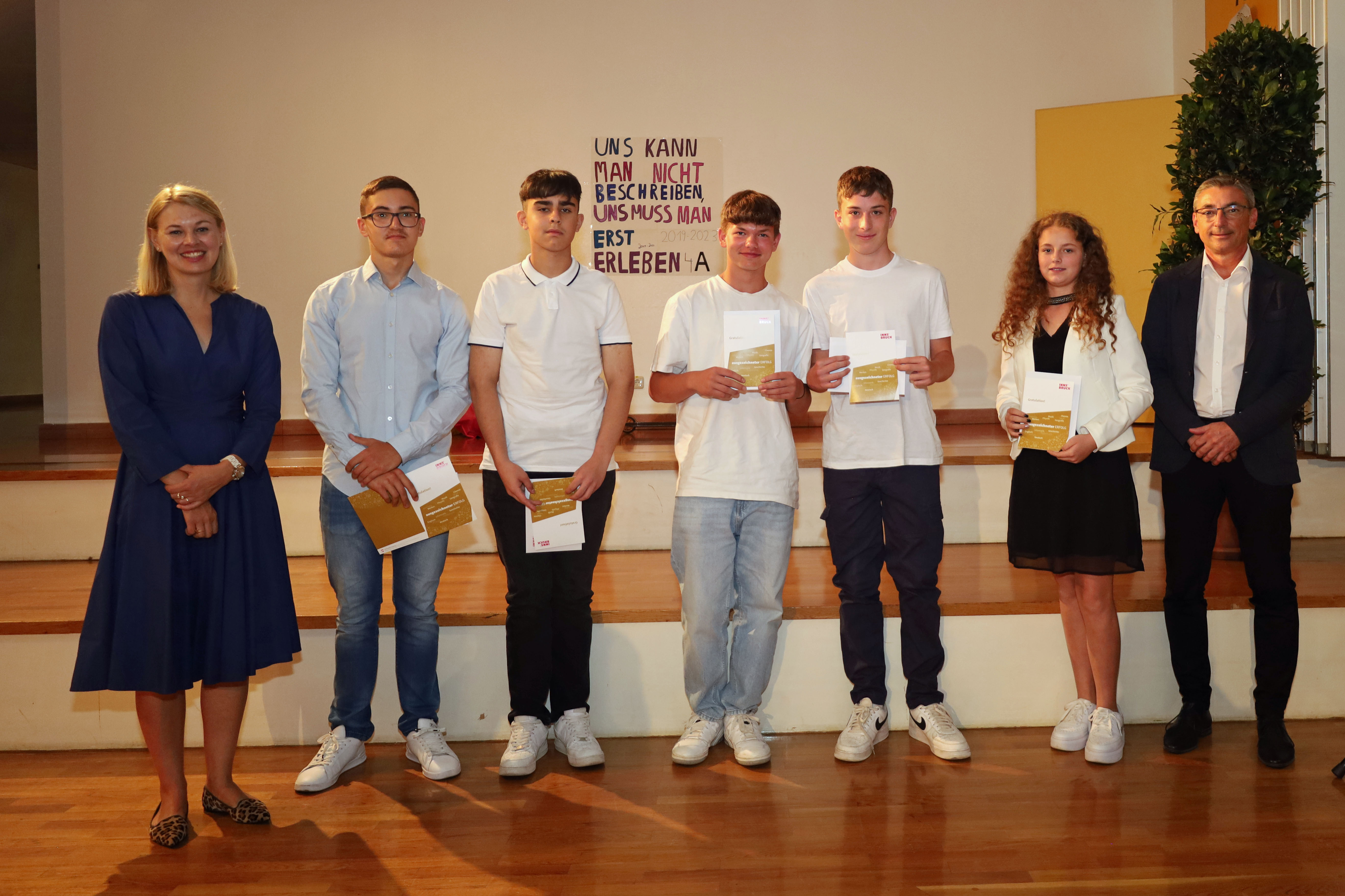 Bildungsstadträtin Elisabeth Mayr (l.) und Schulqualitätsmanager Dietmar Meinschad (r.) mit den ausgezeichneten SchülerInnen der Mittelschule Gabelsbergerstraße.