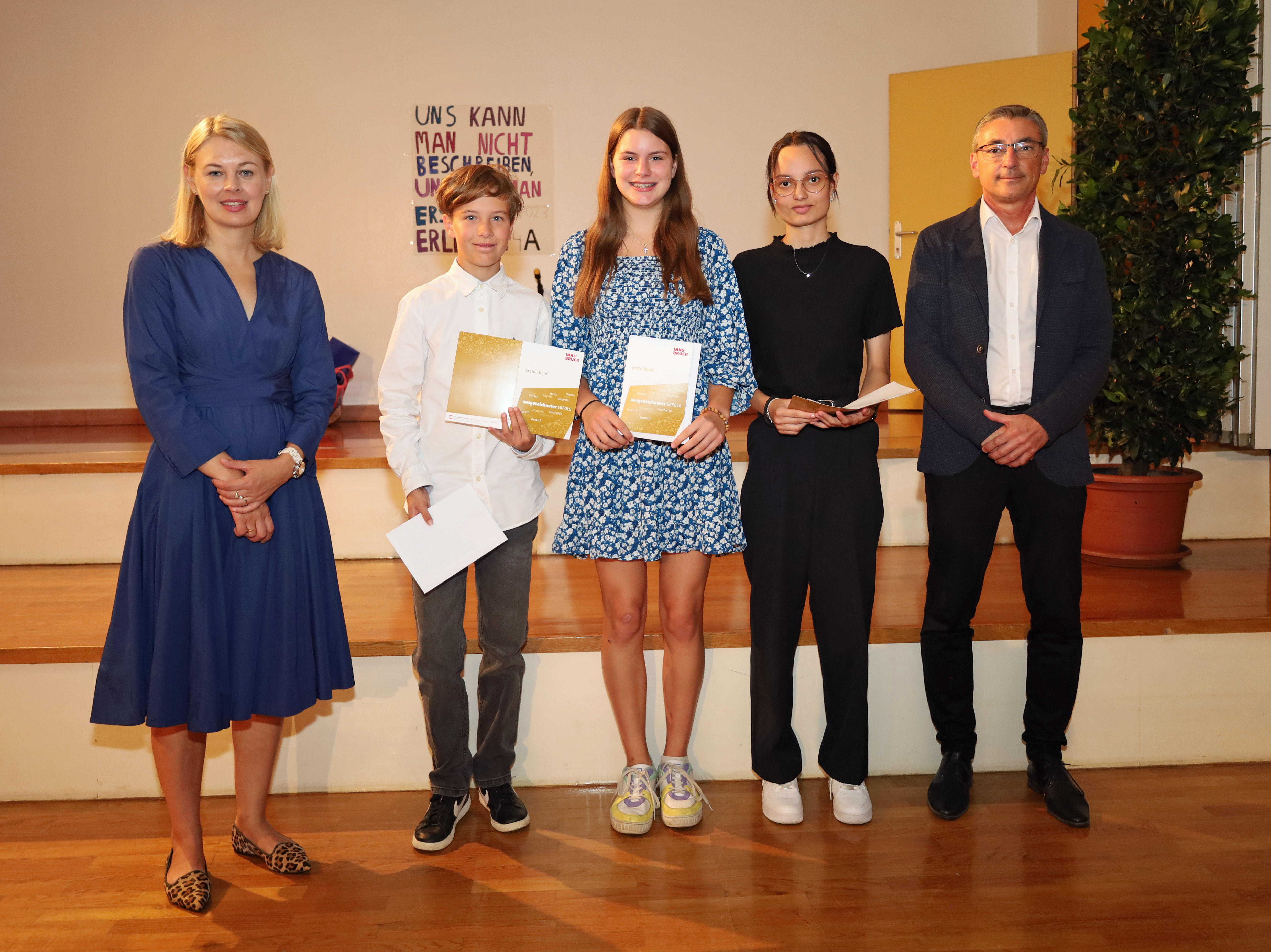Bildungsstadträtin Elisabeth Mayr (l.) und Schulqualitätsmanager Dietmar Meinschad (r.) mit den ausgezeichneten SchülerInnen der Mittelschule Hötting West.