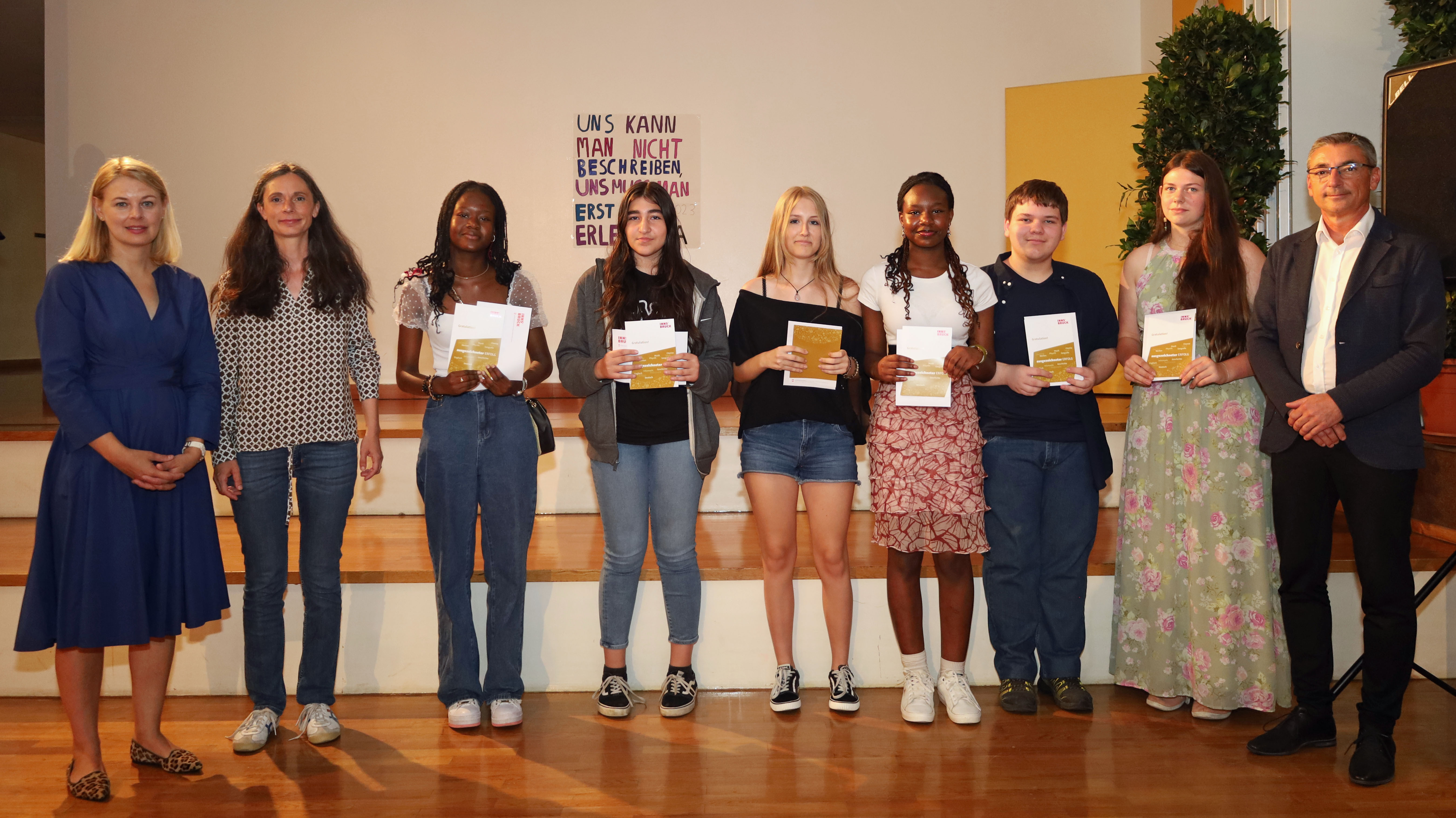 Bildungsstadträtin Elisabeth Mayr (l.) und Schulqualitätsmanager Dietmar Meinschad (r.) mit den ausgezeichneten SchülerInnen der Mittelschule Ilse-Brüll-Gasse.